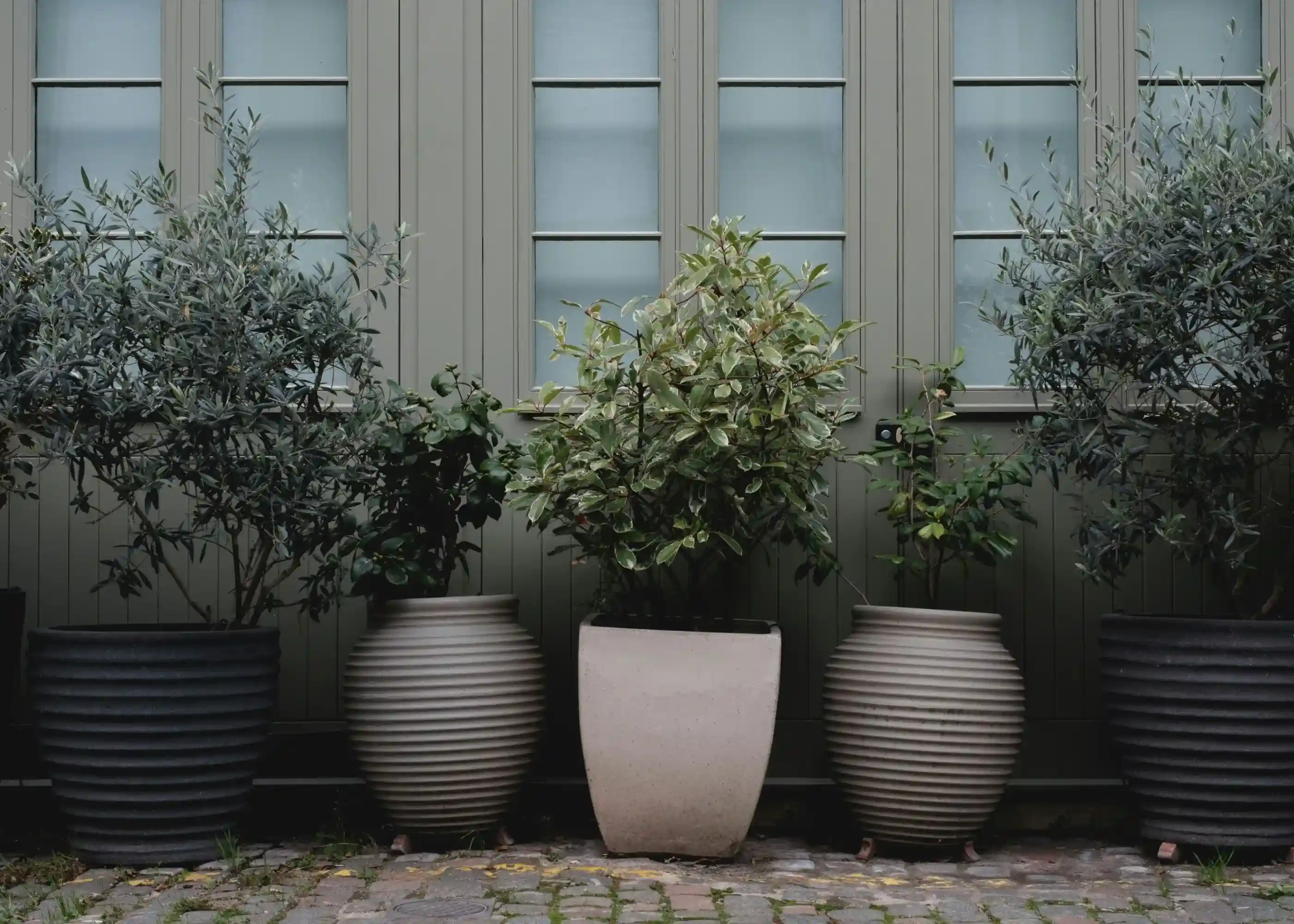 Céramique striée et béton brut pour une élégance sobre, ©Kévin et Lauriane Langlais
