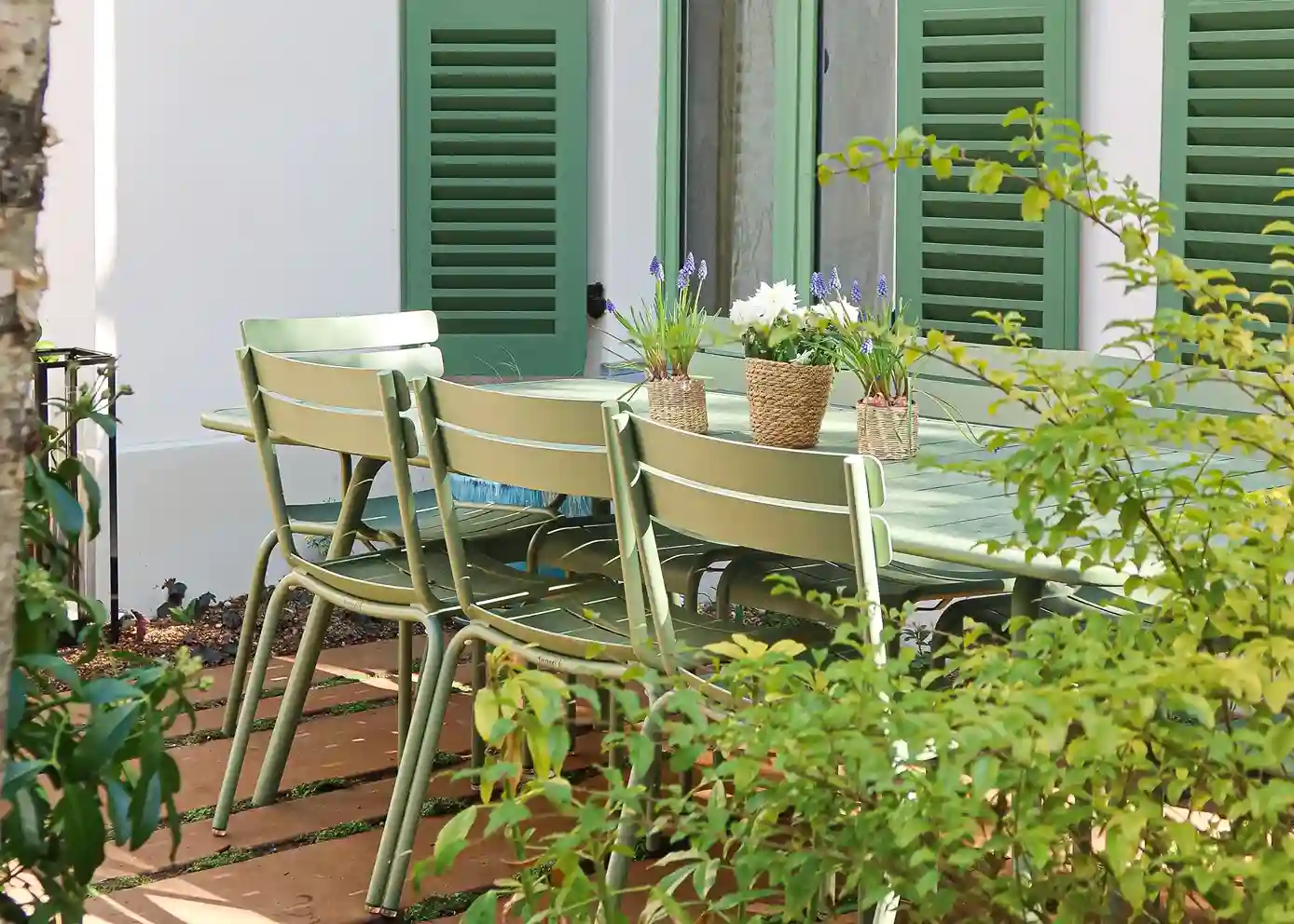 Table et chaises de la gamme Luxembourg de Fermob, ©Maison Kyka