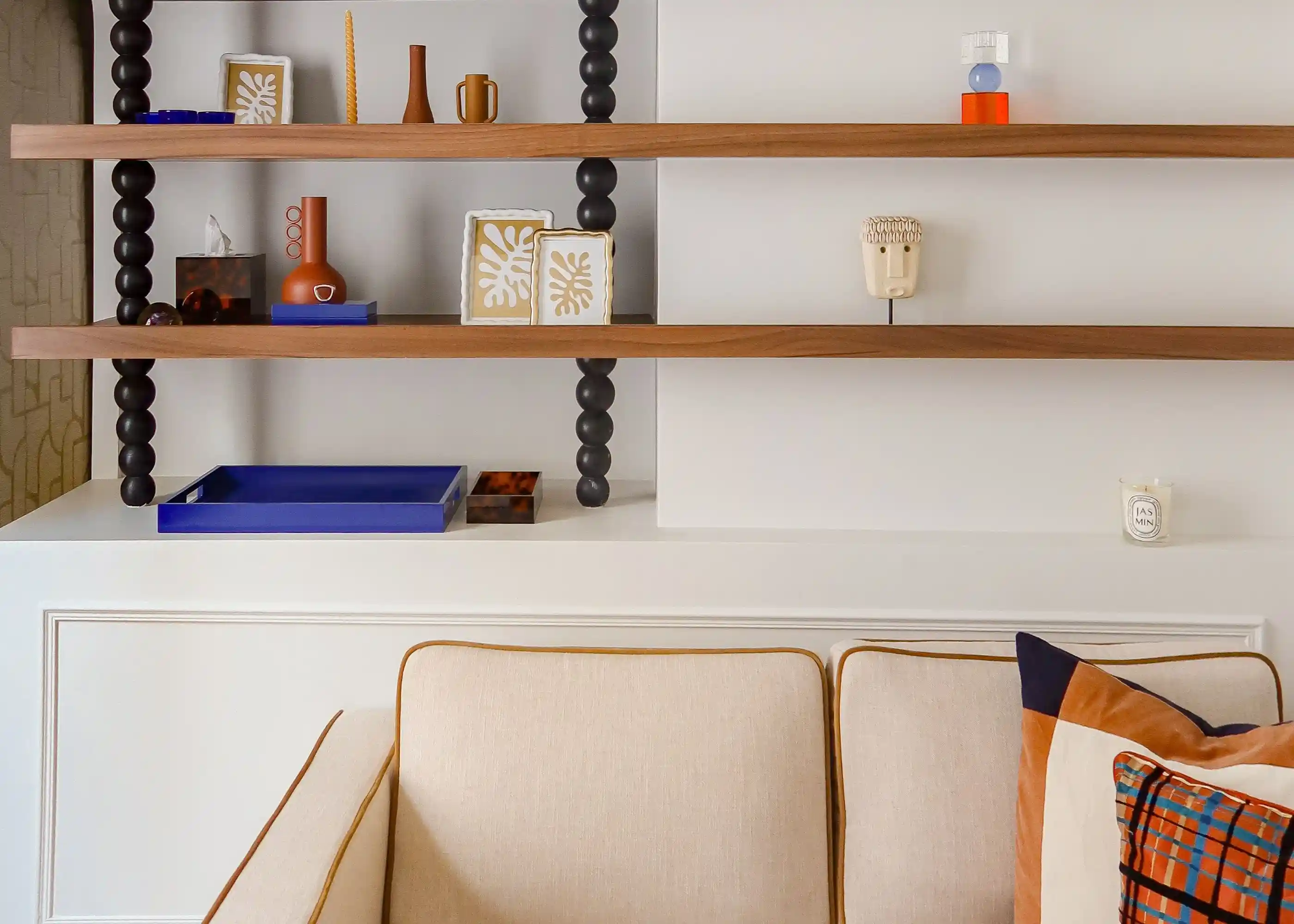Chez Danièle par Maison Kyka, quand la chaleur du orange rencontre l'intensité du bleu Klein