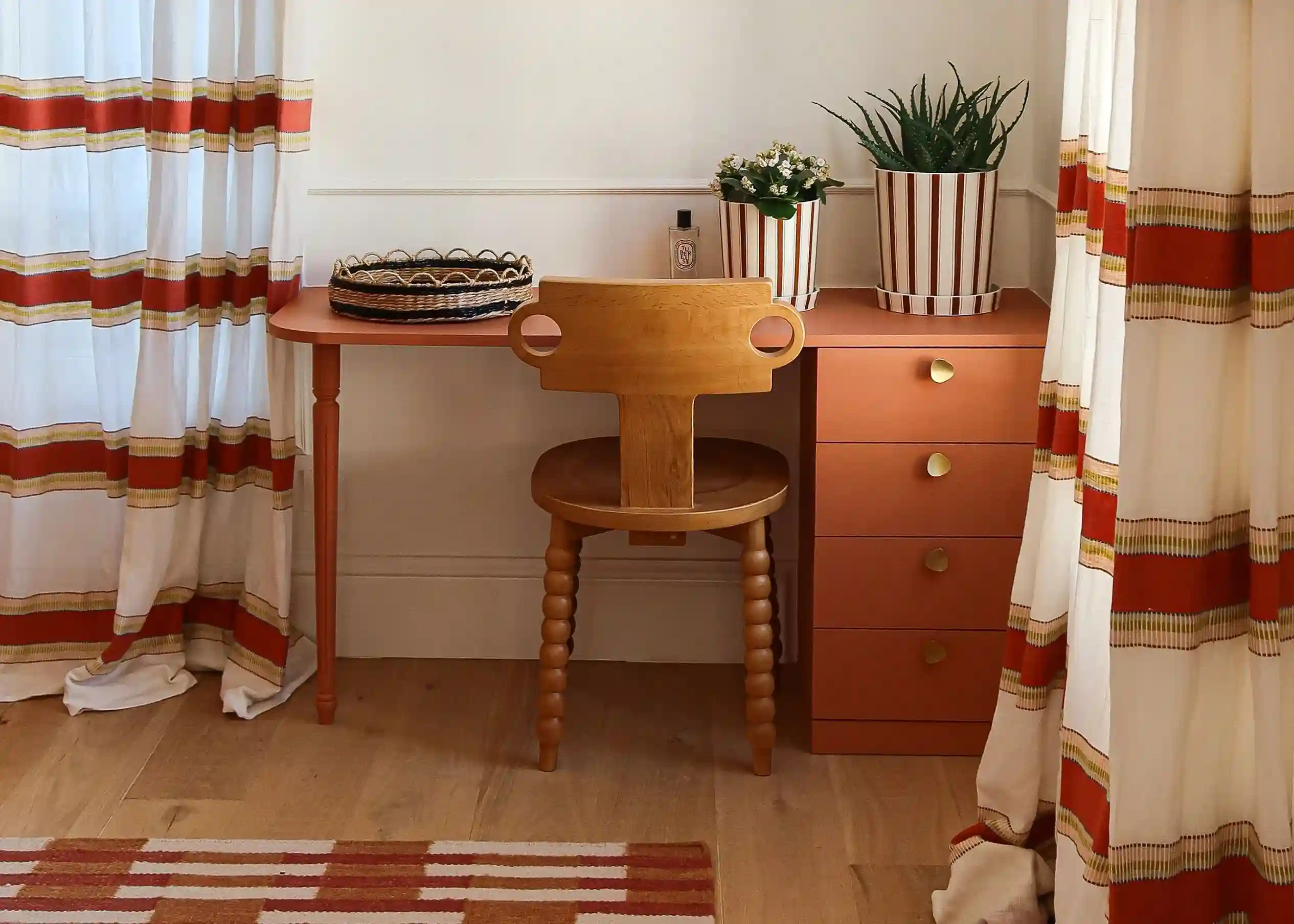 Un espace bureau réchauffé par un assortiment de rayures terracotta, par Maison Kyka