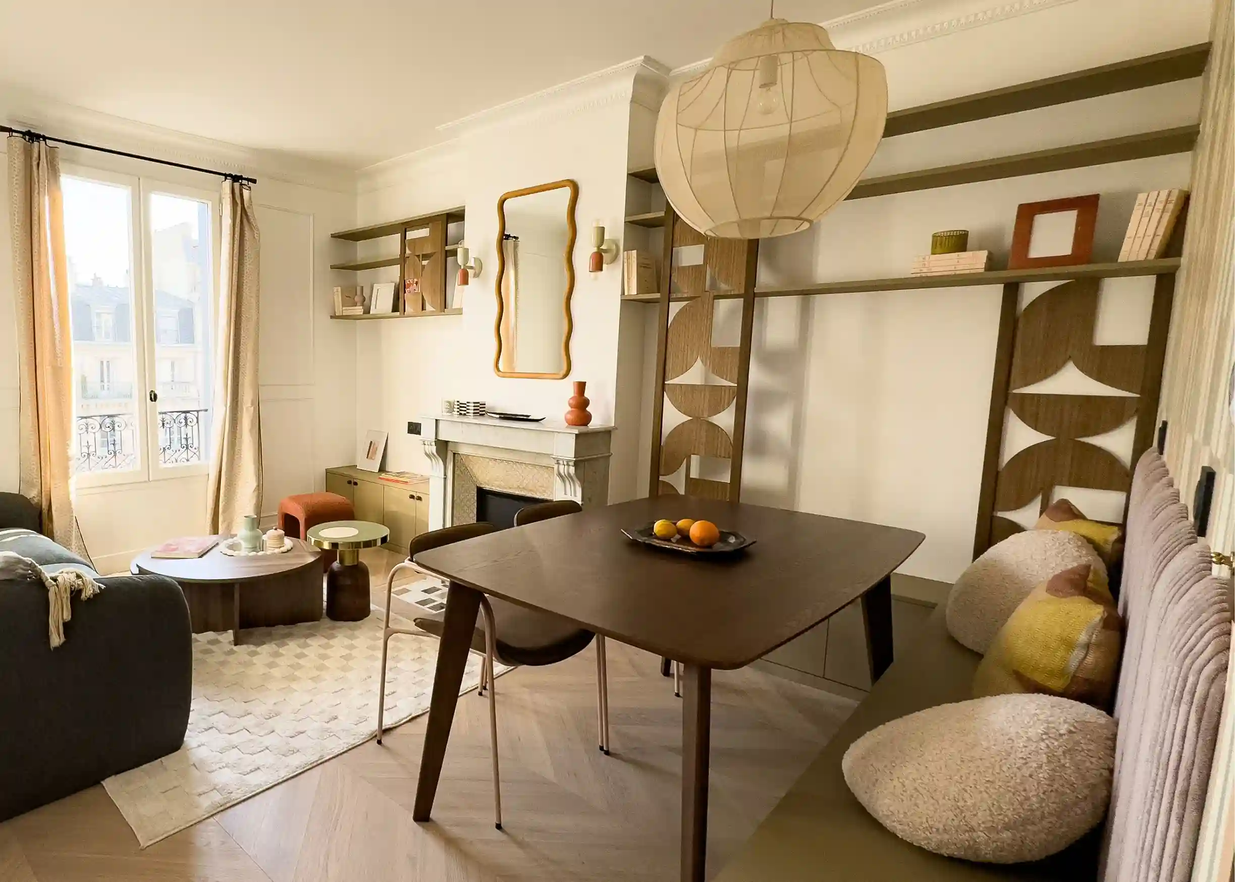 Chez Amélie et Paul par Maison Kyka, un appartement aux subtiles notes brutalistes étayées par les motifs géométriques des étagères et les lignes épurées du mobilier