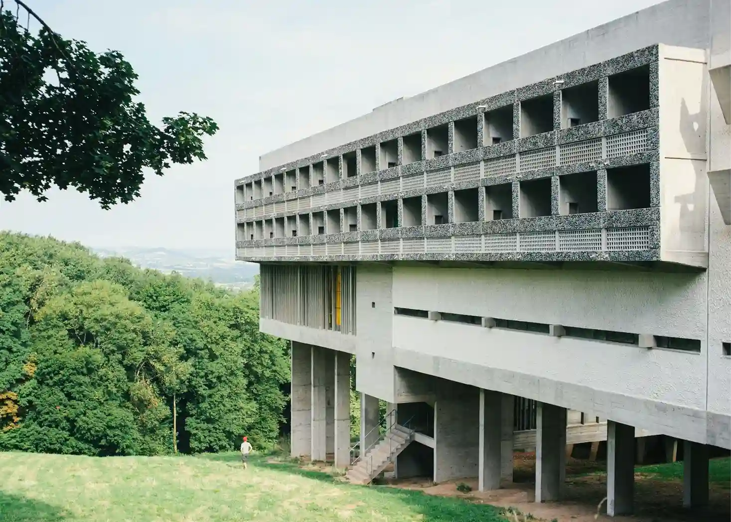 Couvent Sainte-Marie de La Tourette, œuvre emblématique de Le Corbusier construite à Éveux entre 1953 et 1961