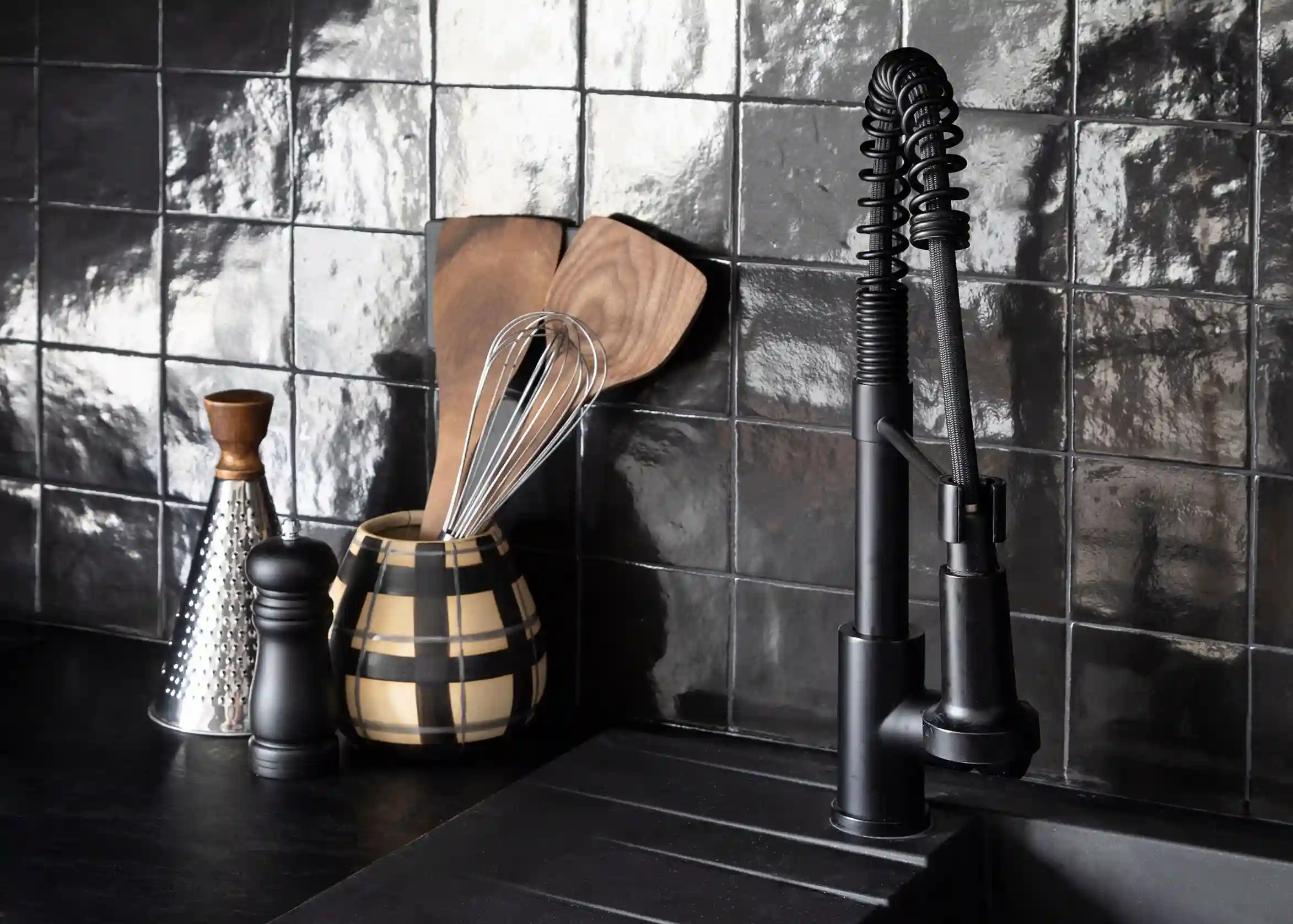 Chez Anton par Maison Kyka, cuisine contemporaine noire aux détails brillants,