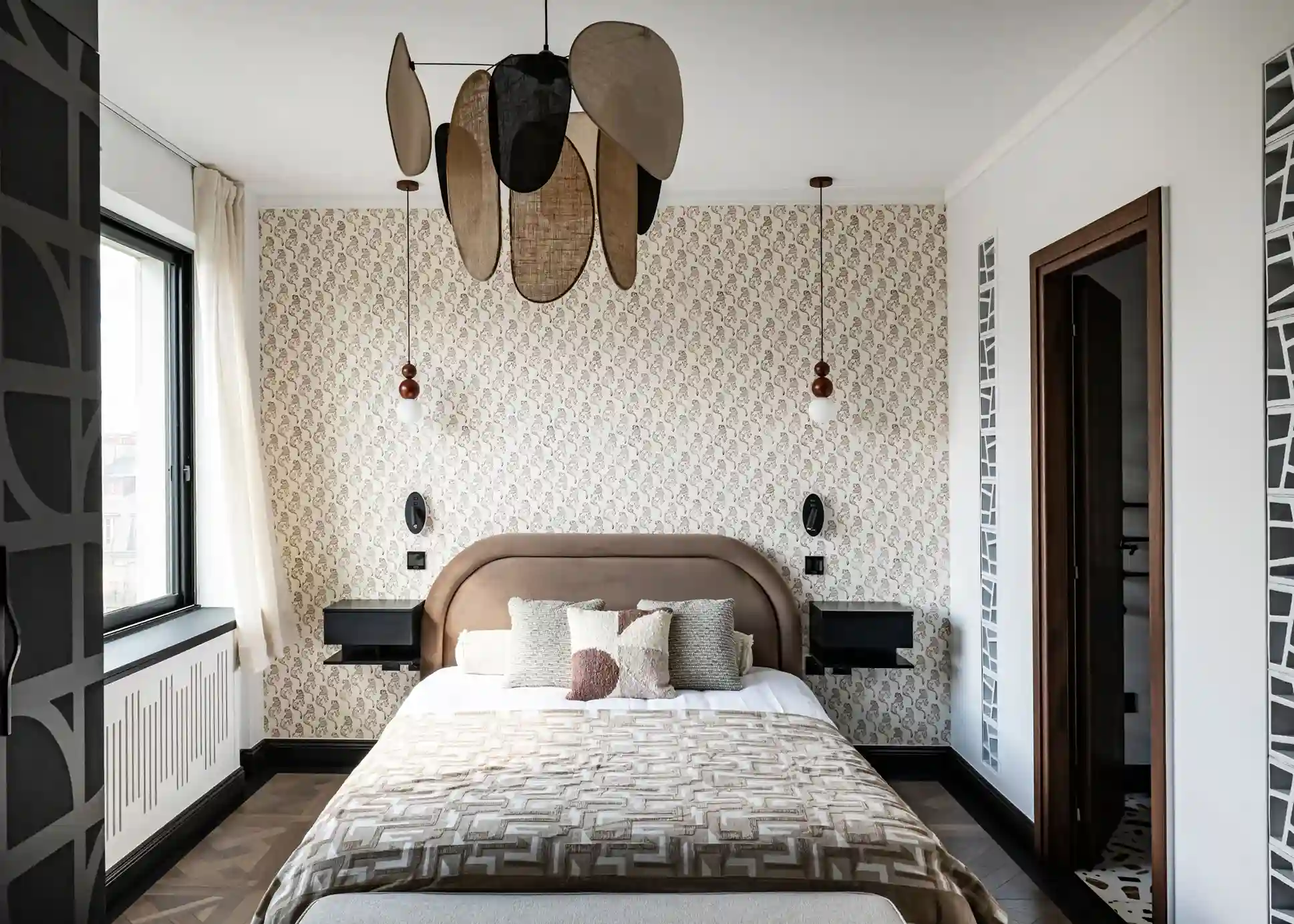 Chez Julien et Stéphanie par Maison Kyka, une chambre aux tons terreux, du taupe au marron chocolat
