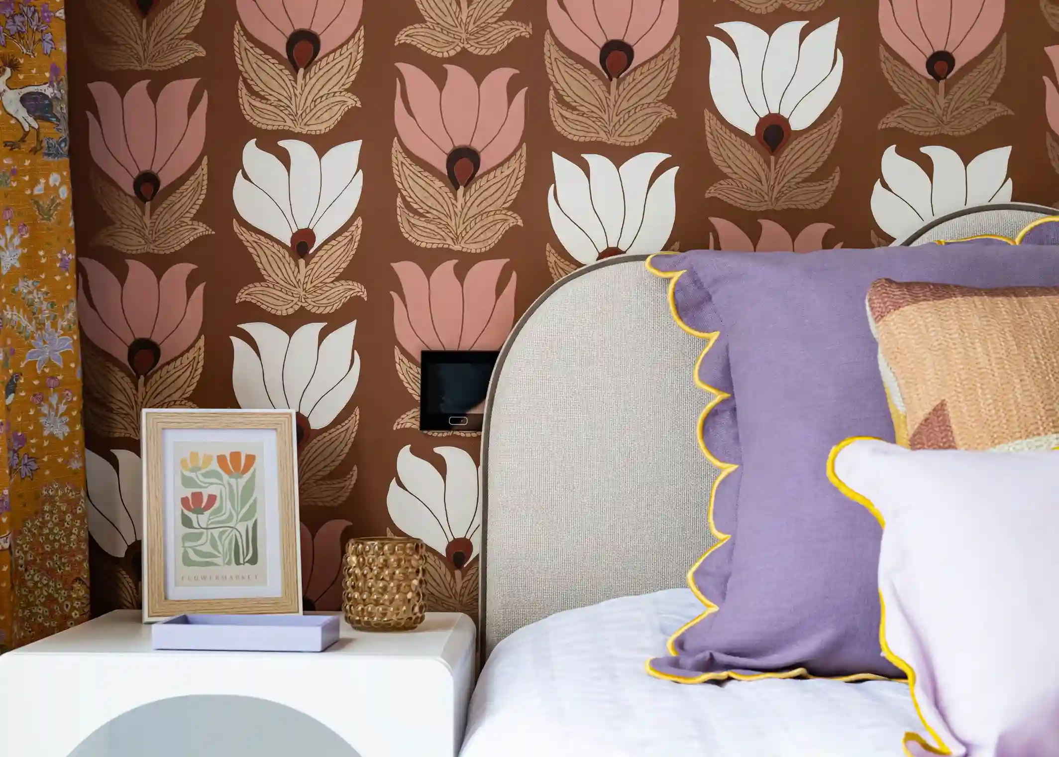 Chez Julien et Stéphanie par Maison Kyka, où l'éclectisme s'invite dans l'intimité d'une chambre aux accents vintage