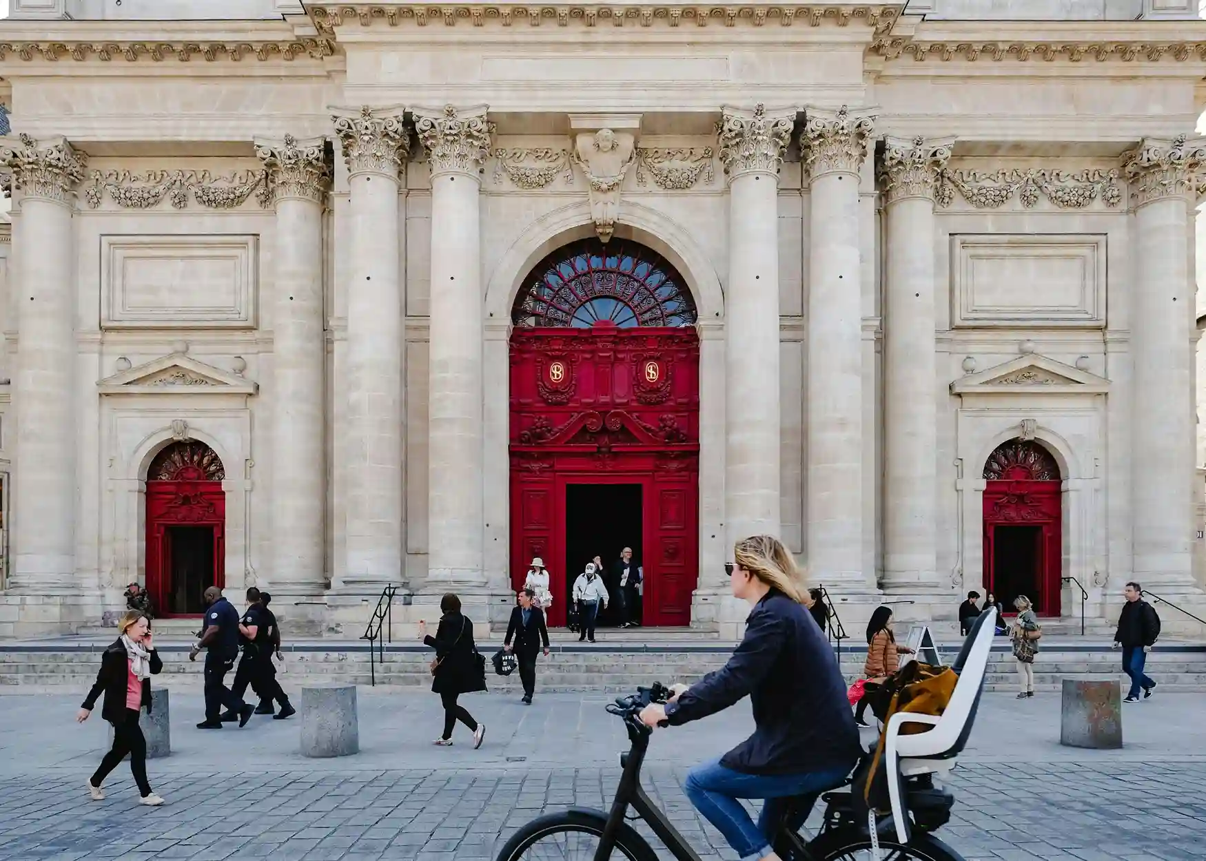 Parvis de l'église Saint-Paul-Saint-Louis, à deux pas du métro Saint-Paul