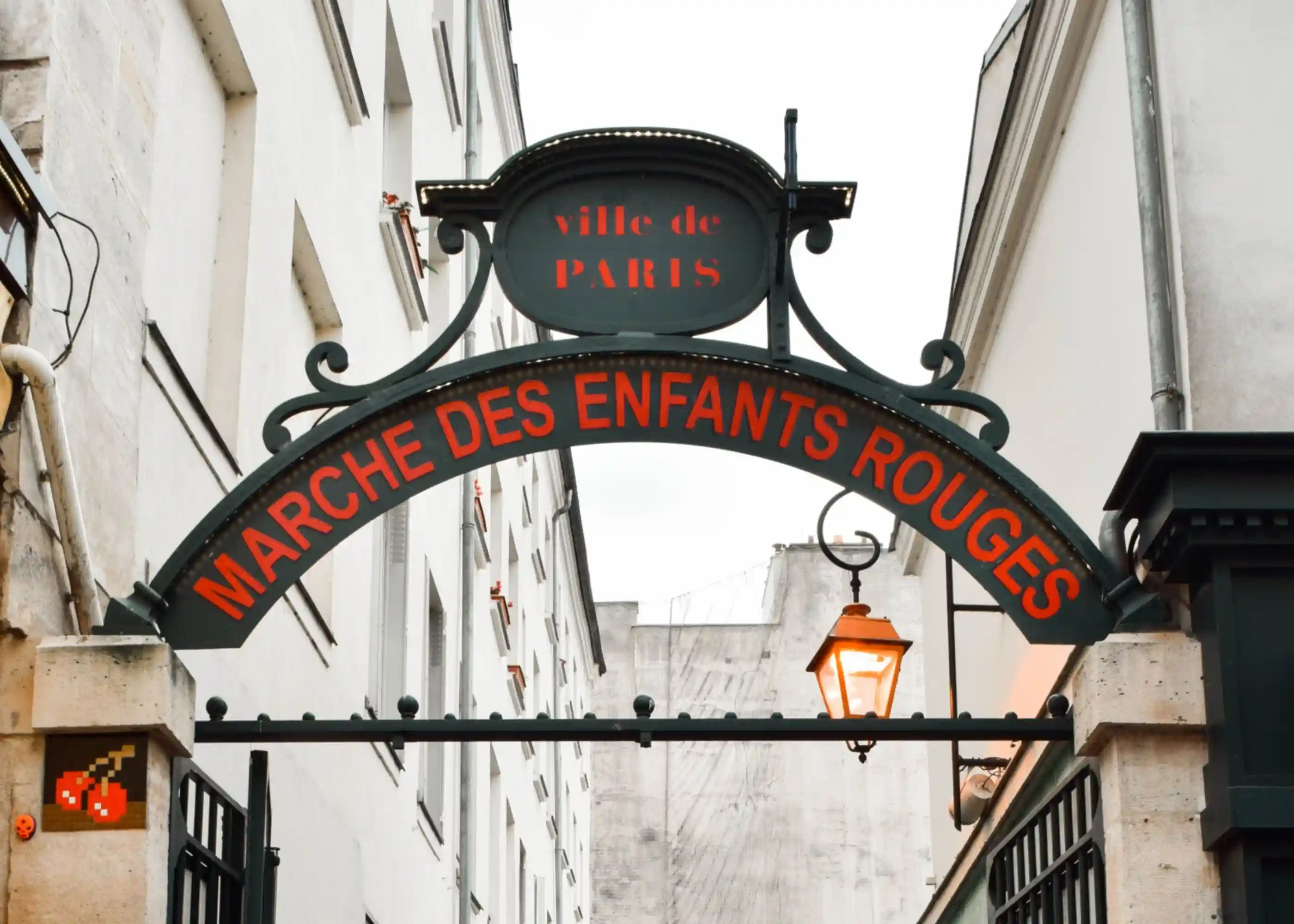 Entrée du marché des Enfants-Rouges depuis la rue de Bretagne, dans le 3ᵉ arrondissement de Paris