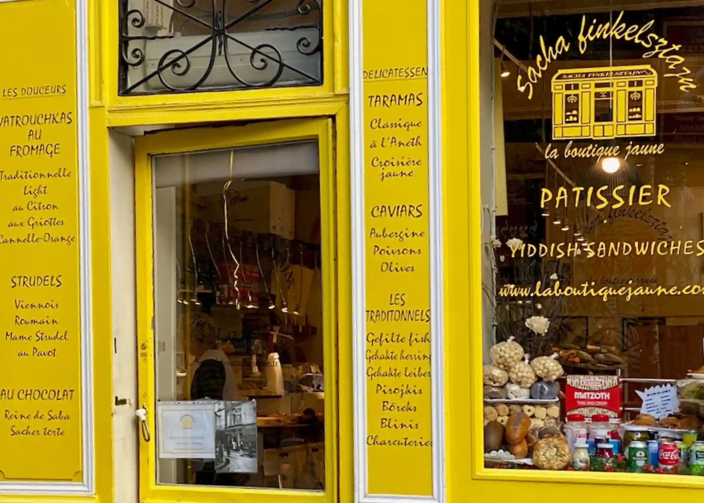 Pause gourmande rue des Rosiers, l'une des adresses les plus connues du Marais