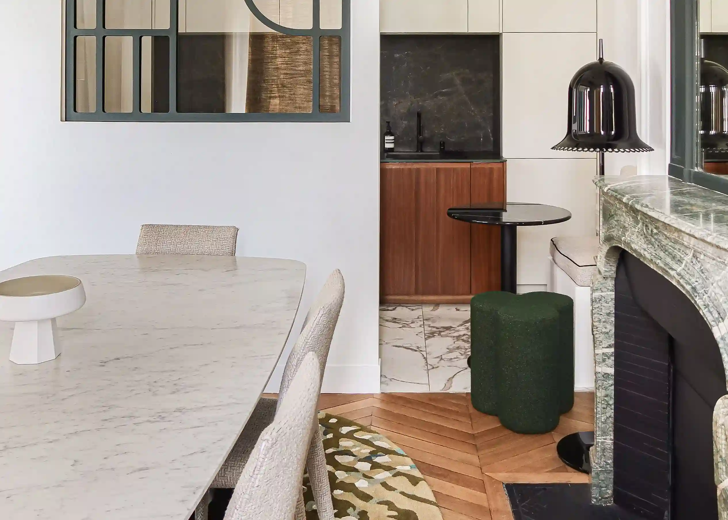 Chez Jade par Maison Kyka, où la décraton d'intérieur donne un souffe nouveau au classicisme d'un appartement haussmannien