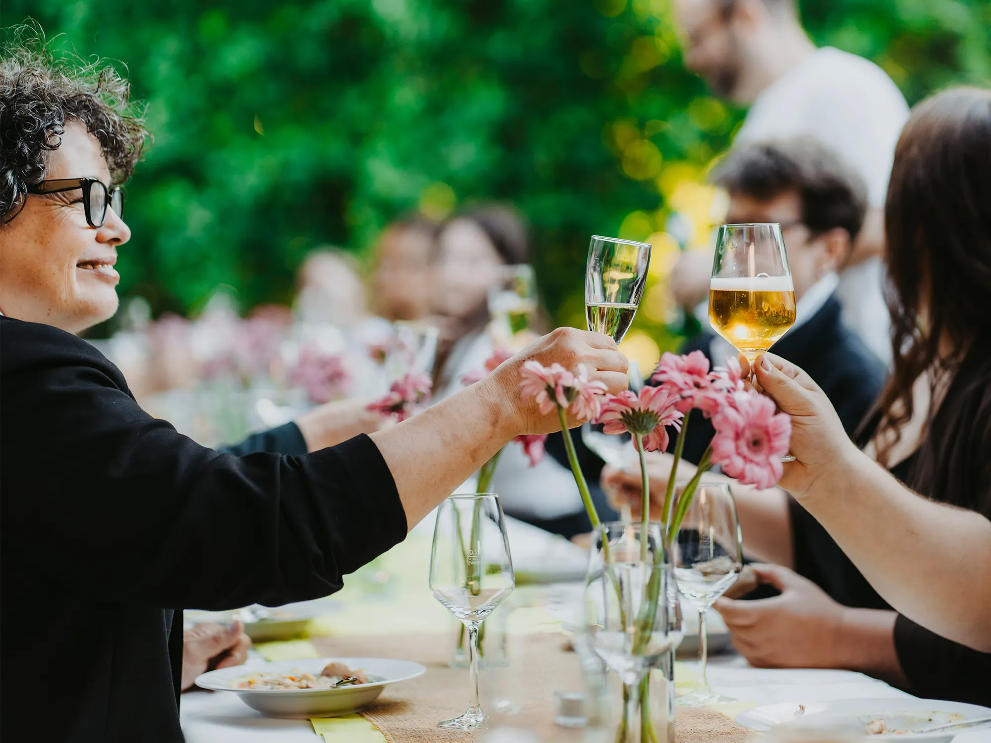 Gäste stoßen im Grünen an: Eventlocation Kurhaus Bad Bevensen für exklusive Feiern, Hochzeiten und private Veranstaltungen.