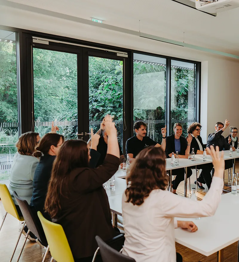 Wortmeldungen und Fragen in einer Seminargruppe: Antworten zu Ticketkauf, Abendkasse und Einlass im Kurhaus Bad Bevensen.