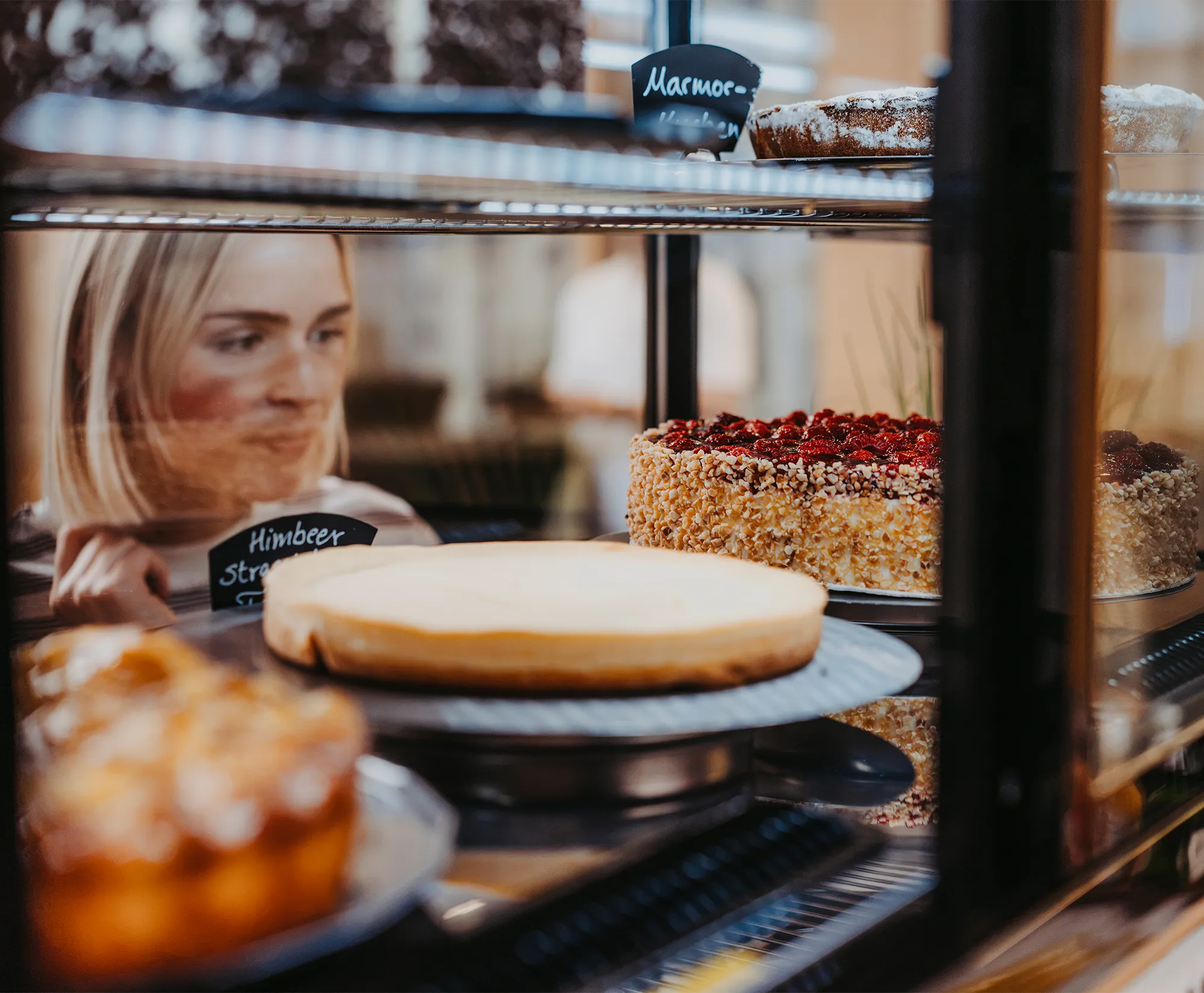 Hausgemachte Torten und frische Kuchenkreationen in der Auslage des Kurhaus Cafés in Bad Bevensen.