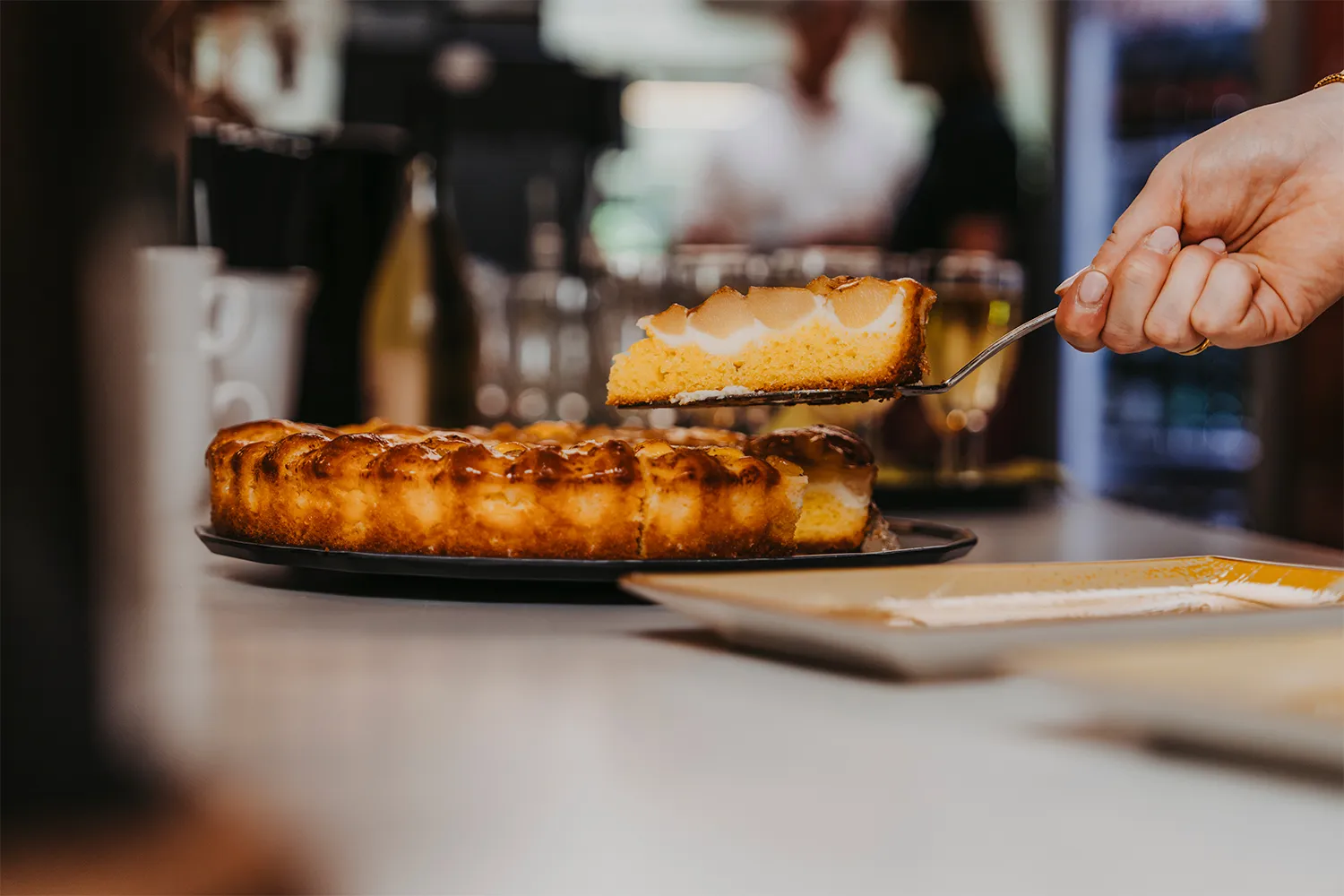 Ein köstliches Stück Käsekuchen wird im Café am Kurpark in Bad Bevensen für Gäste liebevoll serviert.