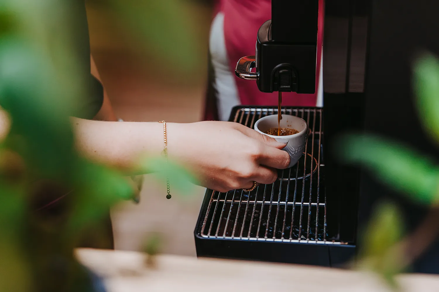 Frisch gebrühter Espresso fließt aus der Kaffeemaschine für puren Kaffeegenuss im Kurhaus Café Bad Bevensen.
