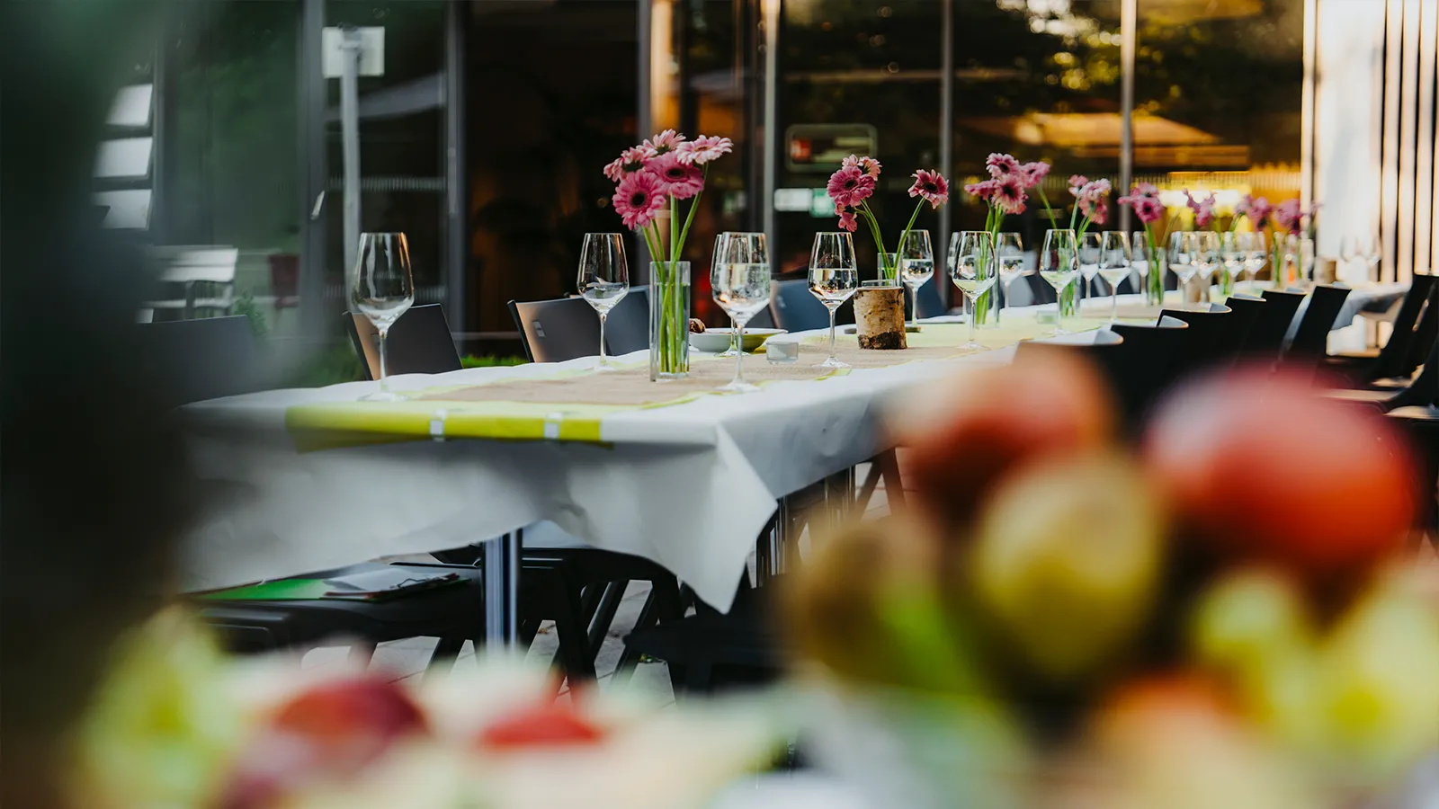 Festlich gedeckter Tisch mit stilvoller Blumendekoration im Außenbereich als Beispiel für eine individuelle Eventplanung im Kurhaus Bad Bevensen.