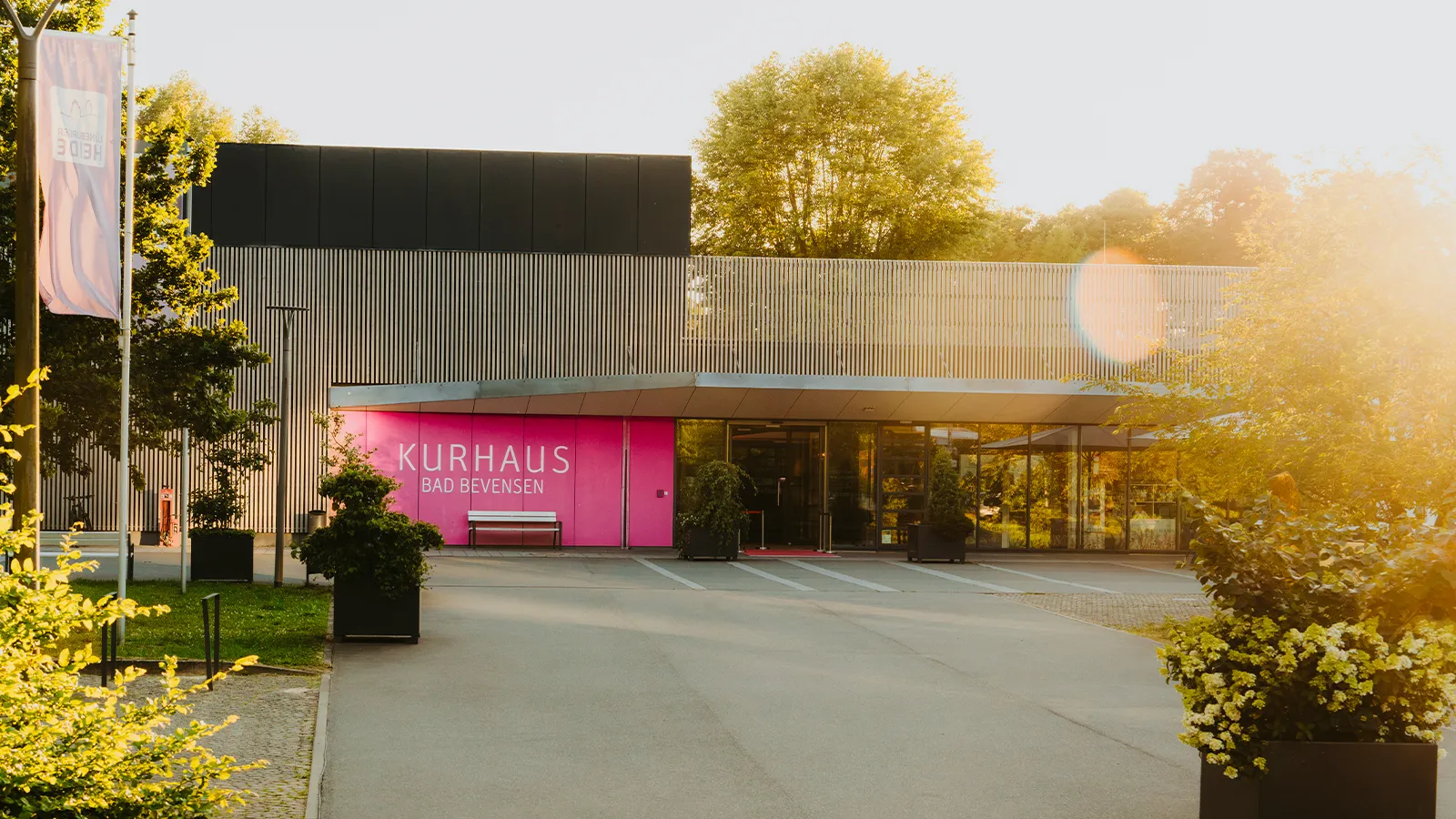 Einladende Außenansicht des Kurhauses Bad Bevensen im warmen Sonnenlicht – Ihre verlässliche Location für wiederkehrende und nachhaltige Veranstaltungsformate.