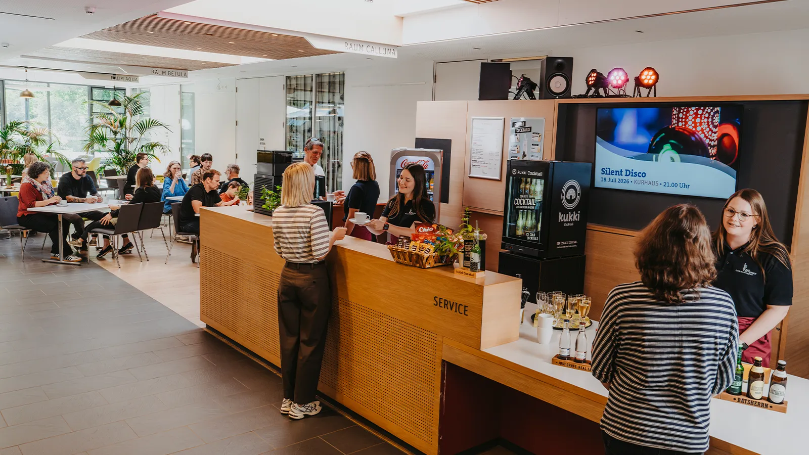 Lichtdurchflutetes Foyer mit Service-Bar im Kurhaus Bad Bevensen für stilvolle Event-Empfänge, Firmenfeiern und Ausstellungen.