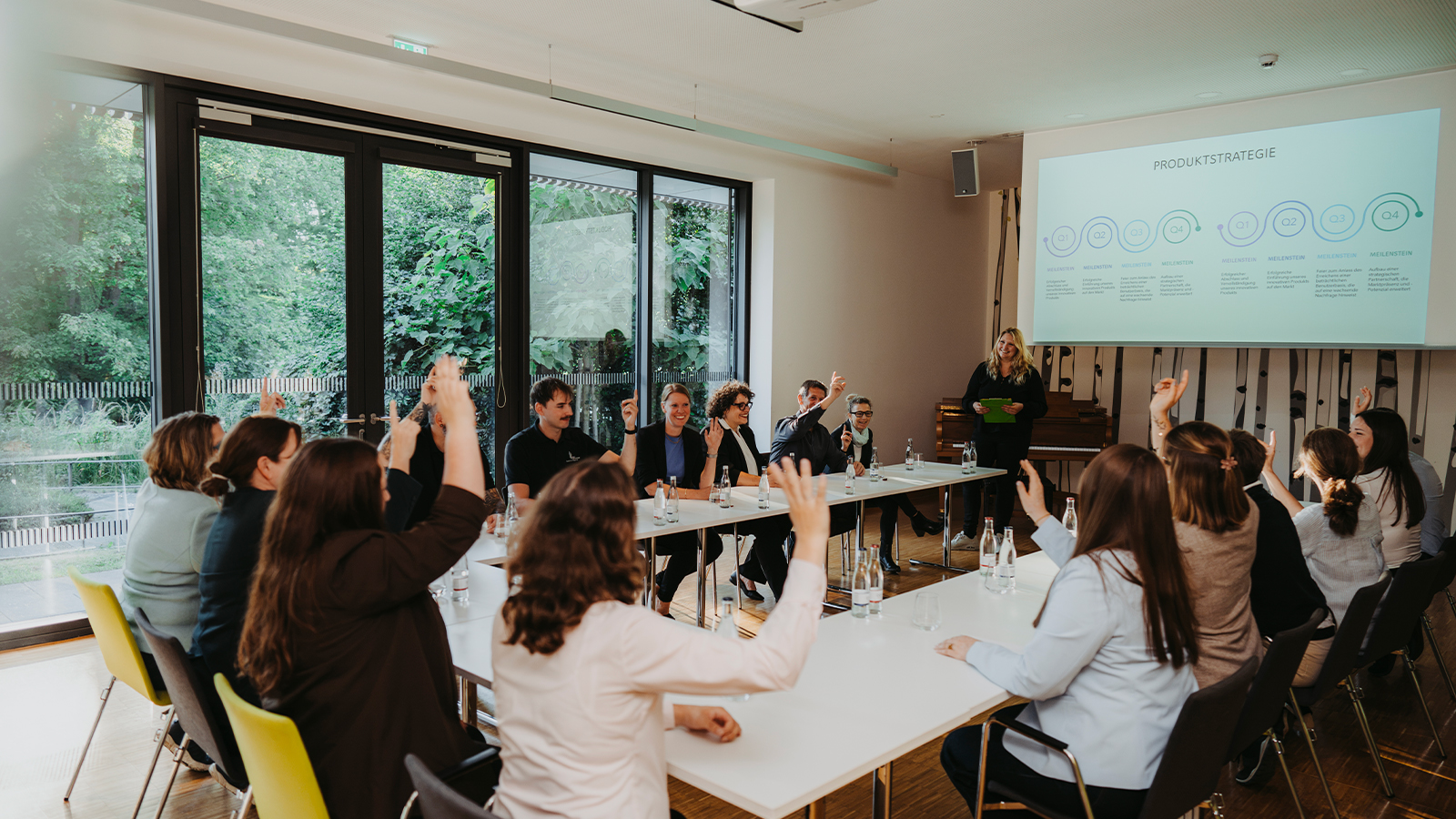 Moderner Tagungsraum Aqua im Kurhaus Bad Bevensen mit Parkblick und Präsentationstechnik für produktive Meetings und Events.