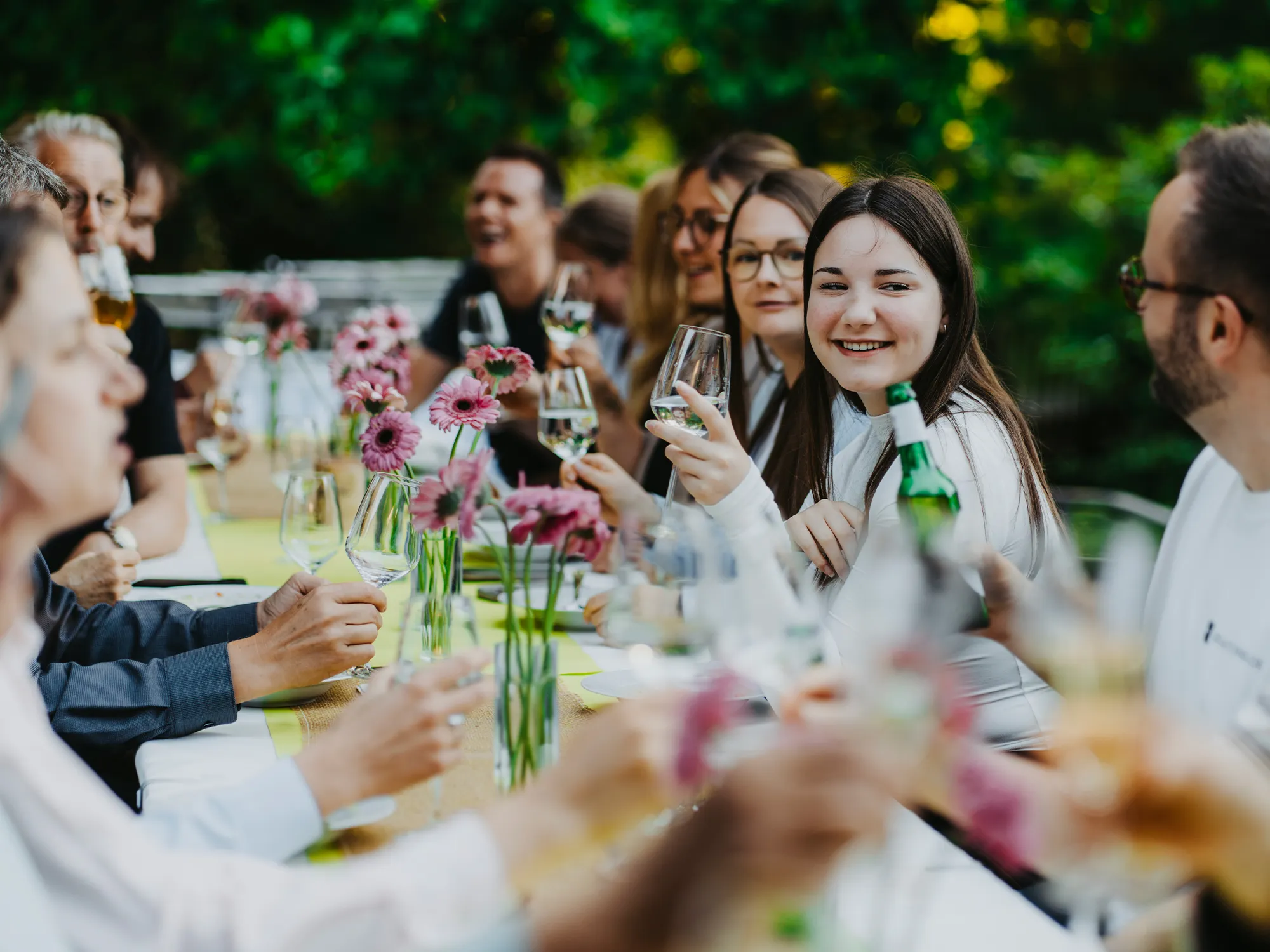 Gäste an festlich gedeckter Tafel im Grünen bei Feiern, Festen und Veranstaltungen im Kurhaus Bad Bevensen.