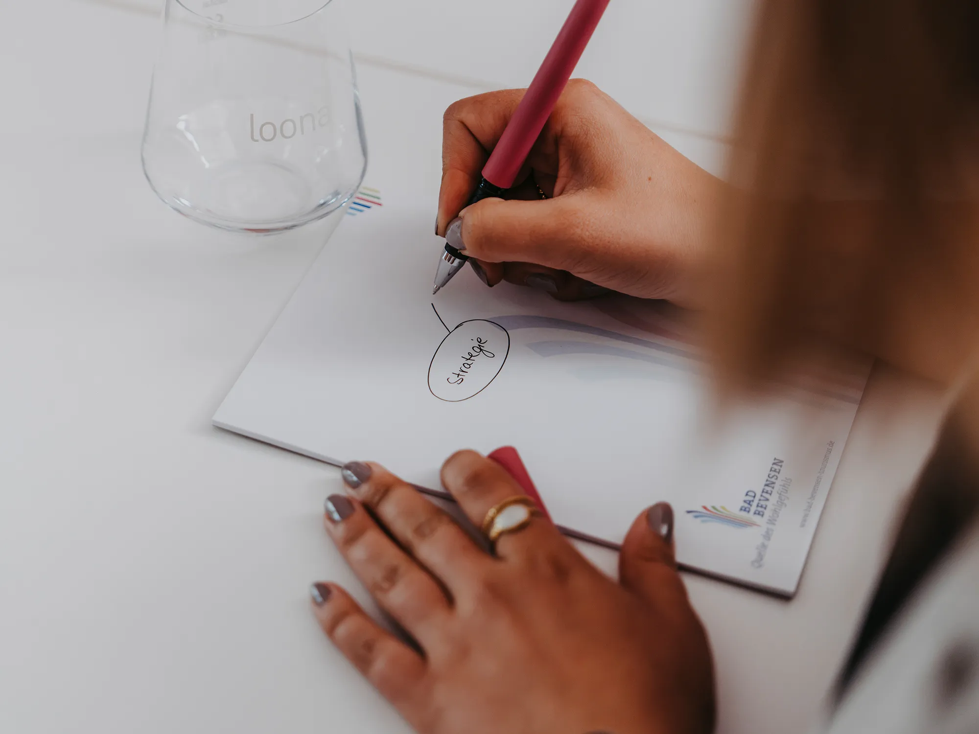 Teilnehmerin verfasst Notizen und Strategie-Punkte während eines Business-Workshops im Kurhaus Bad Bevensen.