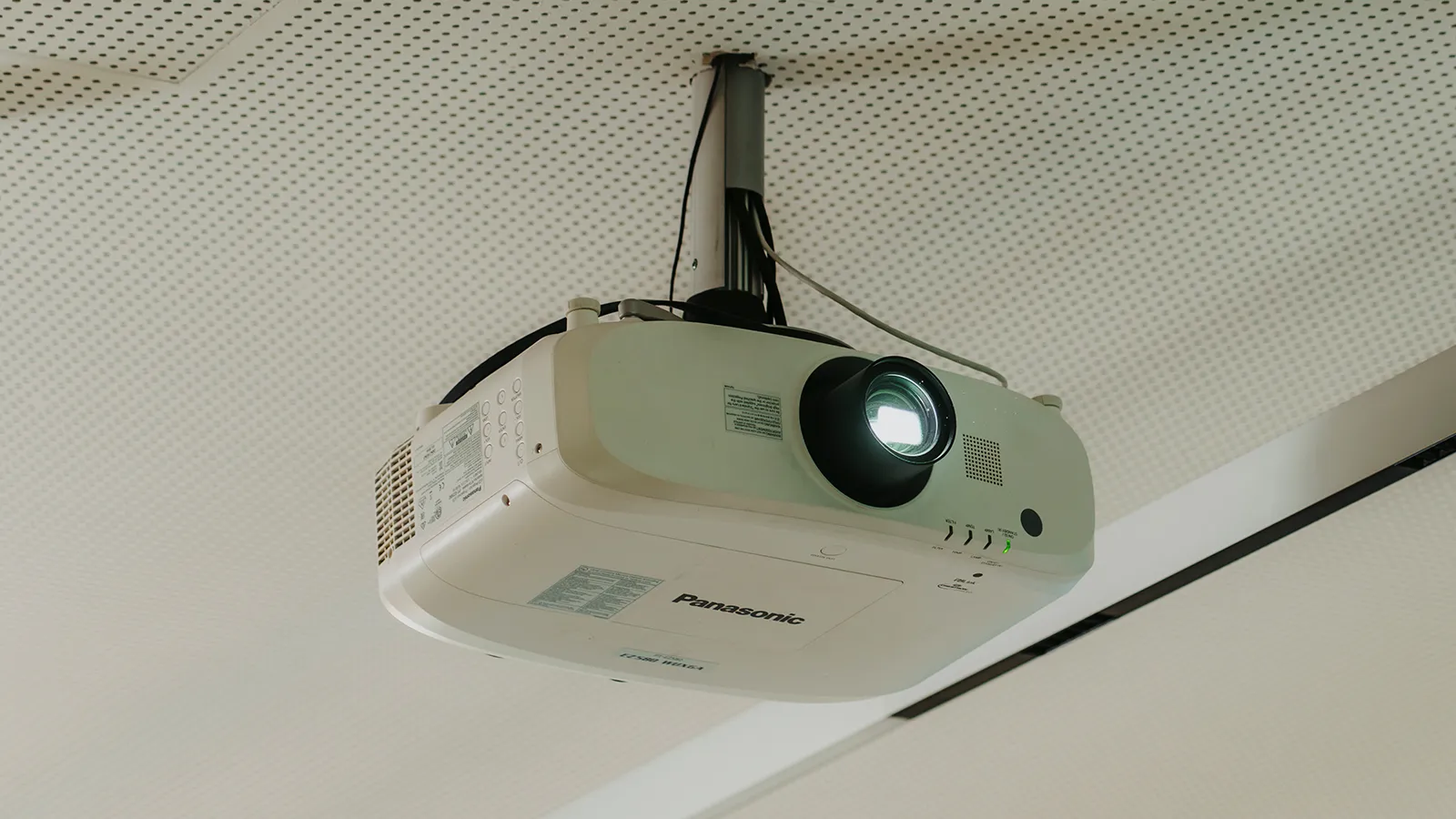 Modernste Ton- und Präsentationstechnik an der akustisch durchoptimierten Decke im Tagungsraum Aqua des Kurhauses Bad Bevensen.