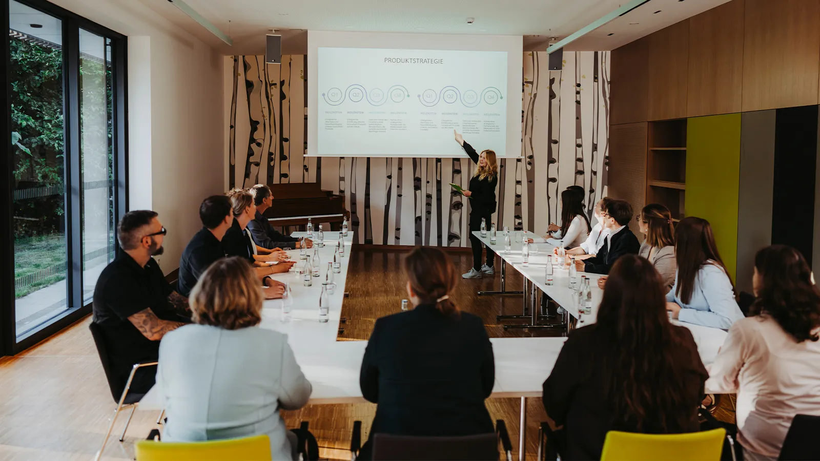 Konzentriertes Arbeiten während einer Präsentation im Seminarraum Aqua in Bad Bevensen. Der hochwertige Parkettboden und die angenehme Belüftung schaffen ein ideales Raumklima für Workshops.