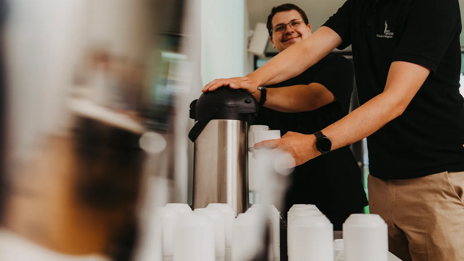 Frischer Kaffee wird am Rande eines Workshops serviert – die passenden Verpflegungsoptionen runden jede Teamsitzung im Kurhaus Bad Bevensen perfekt ab.