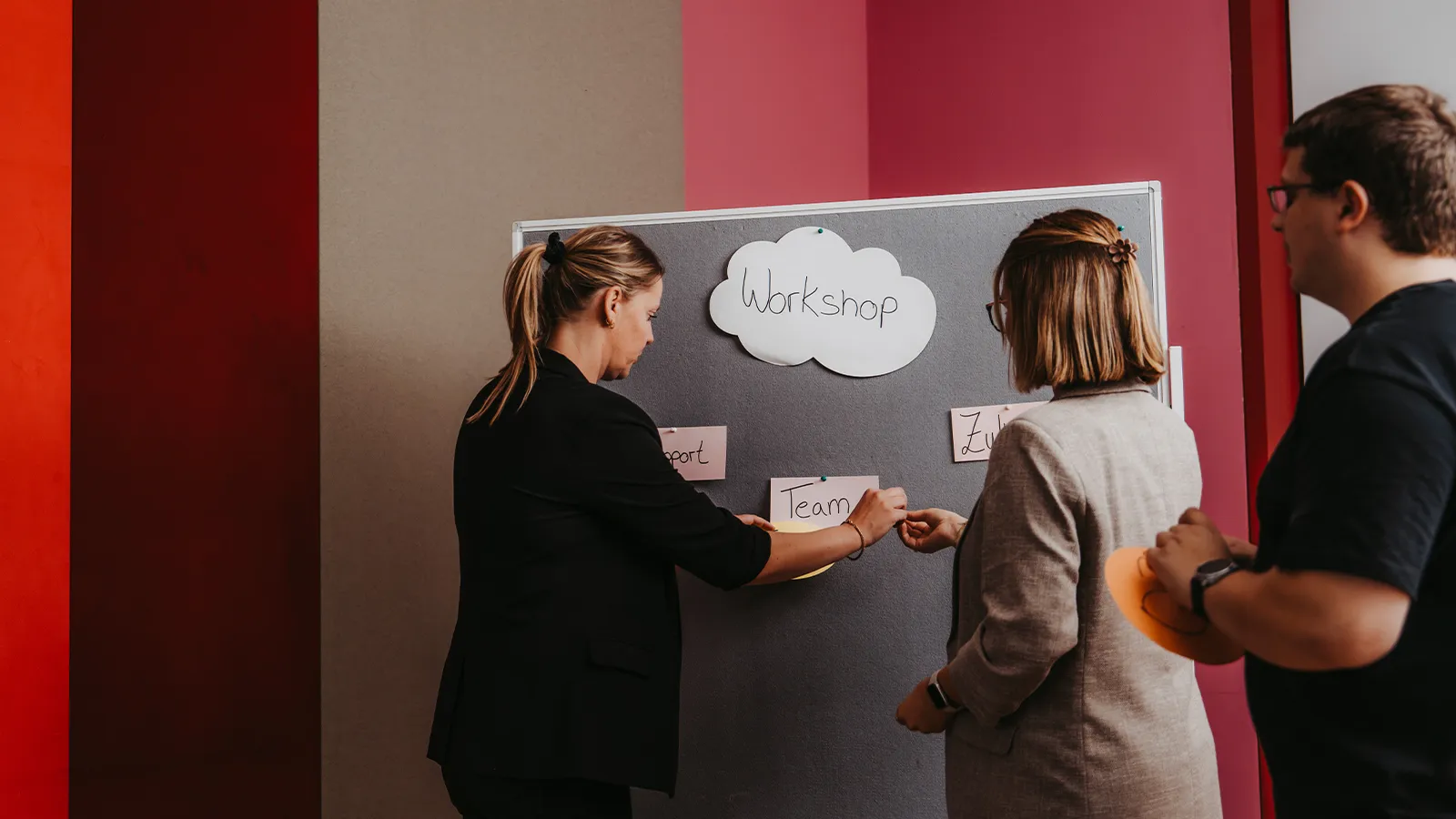 Vertrauliche Besprechung und direkte Kommunikation zwischen zwei Teilnehmerinnen an einem Whiteboard im Raum Calluna.