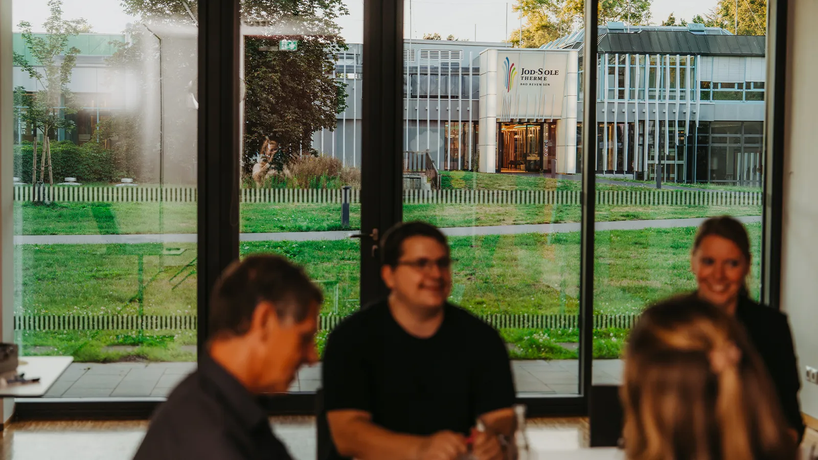 Konzentriertes Arbeiten in kleiner Runde bei einer Firmensitzung im Raum Calluna, der durch seine kompakte Größe einen perfekten Rückzugsraum im Kurhaus Bad Bevensen bietet.