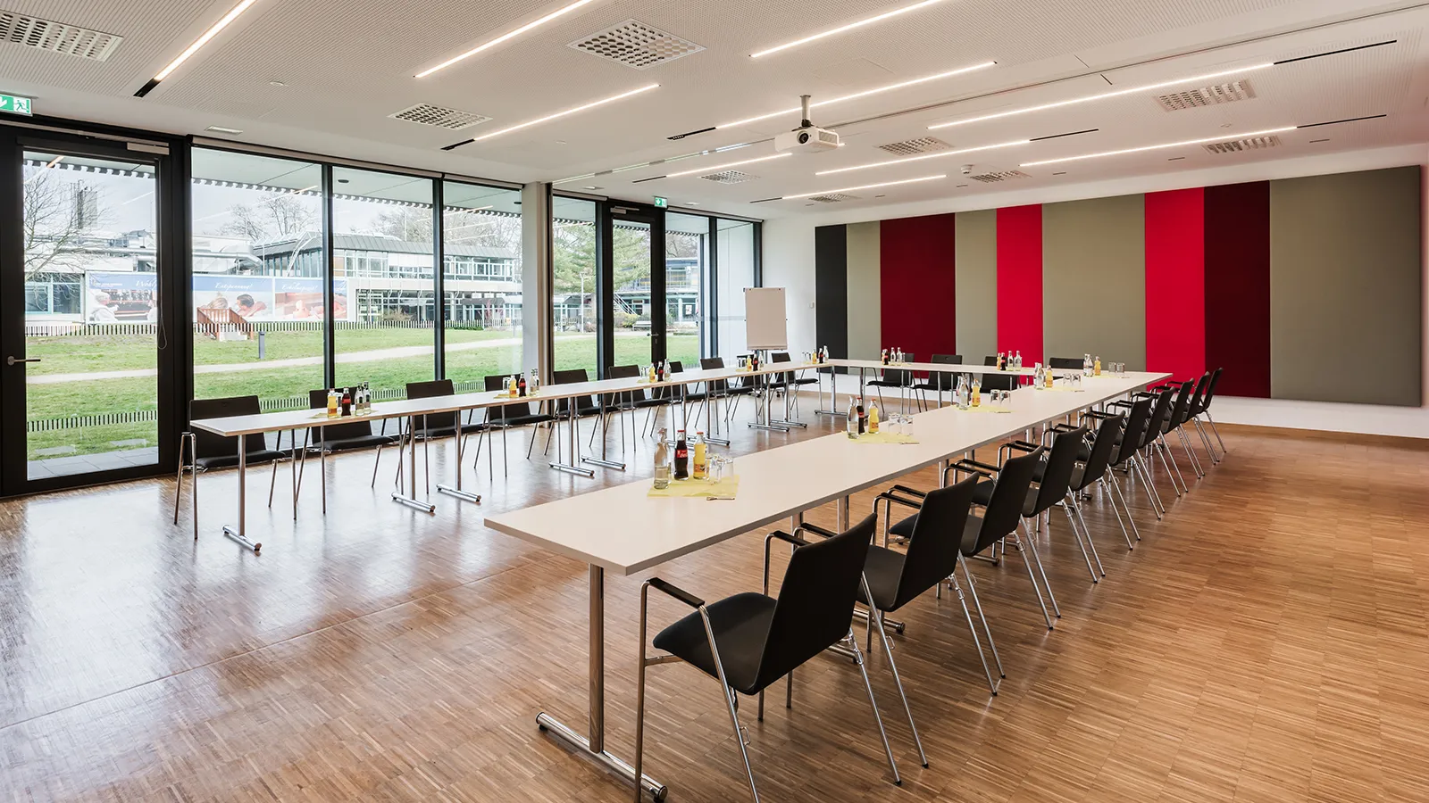 Der großzügige Seminarraum Balluna im Kurhaus Bad Bevensen mit U-förmiger Bestuhlung, großen Fensterfronten und optimaler Akustik für umfangreiche Tagungen.
