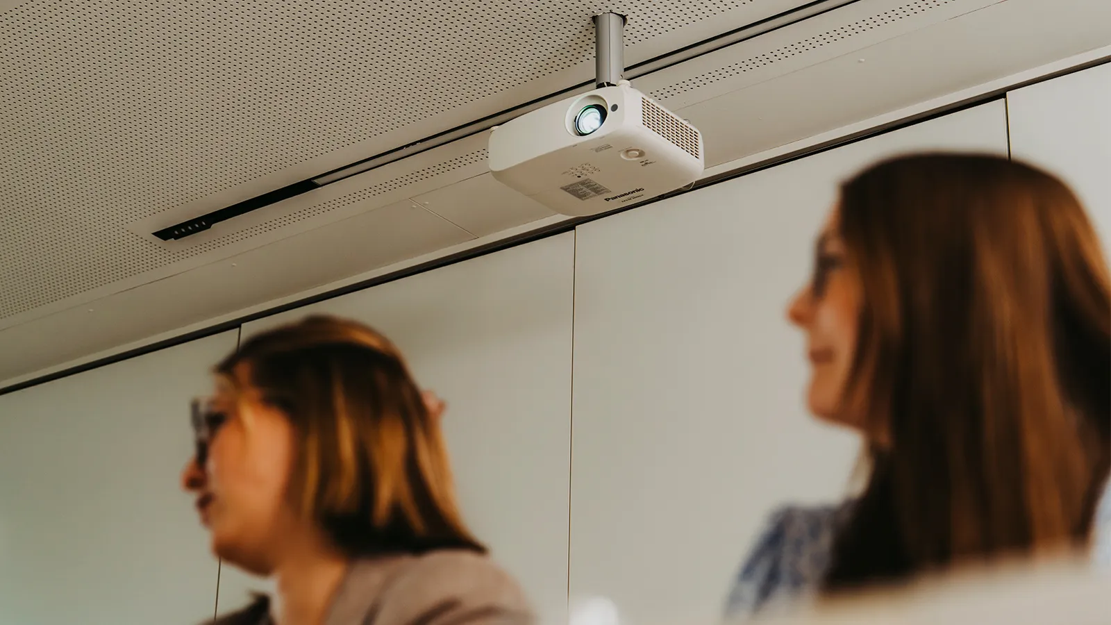 Einsatz modernster Präsentationstechnik und eines leistungsstarken Deckenbeamers während einer Tagung im vollklimatisierten Raumverbund Balluna.