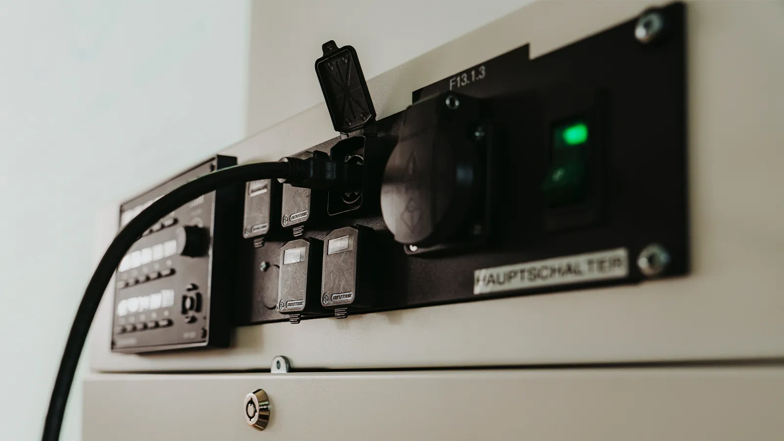 Detailansicht der professionellen Strom- und Medienanschlüsse für schnelles WiFi und moderne Technik im Tagungsraum Balluna in Bad Bevensen.