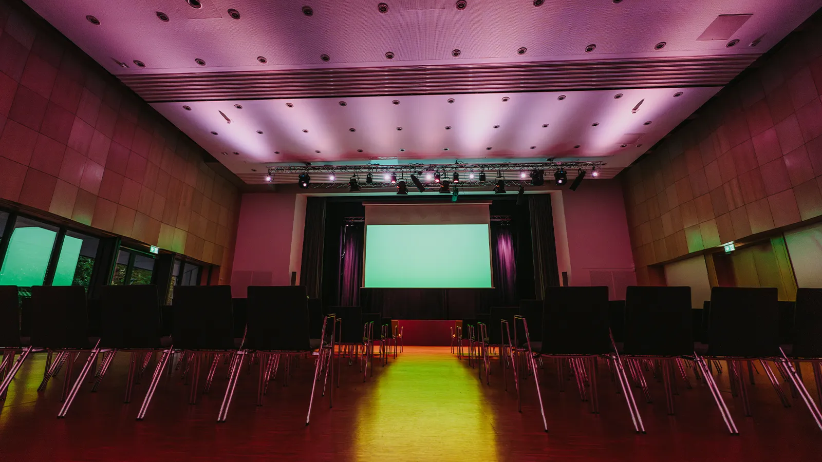 Der weitläufige, vollständig barrierefreie Kursaal im Kurhaus Bad Bevensen mit flexibler Bestuhlung, großer Bühne und modernster Lichttechnik für beeindruckende Events.