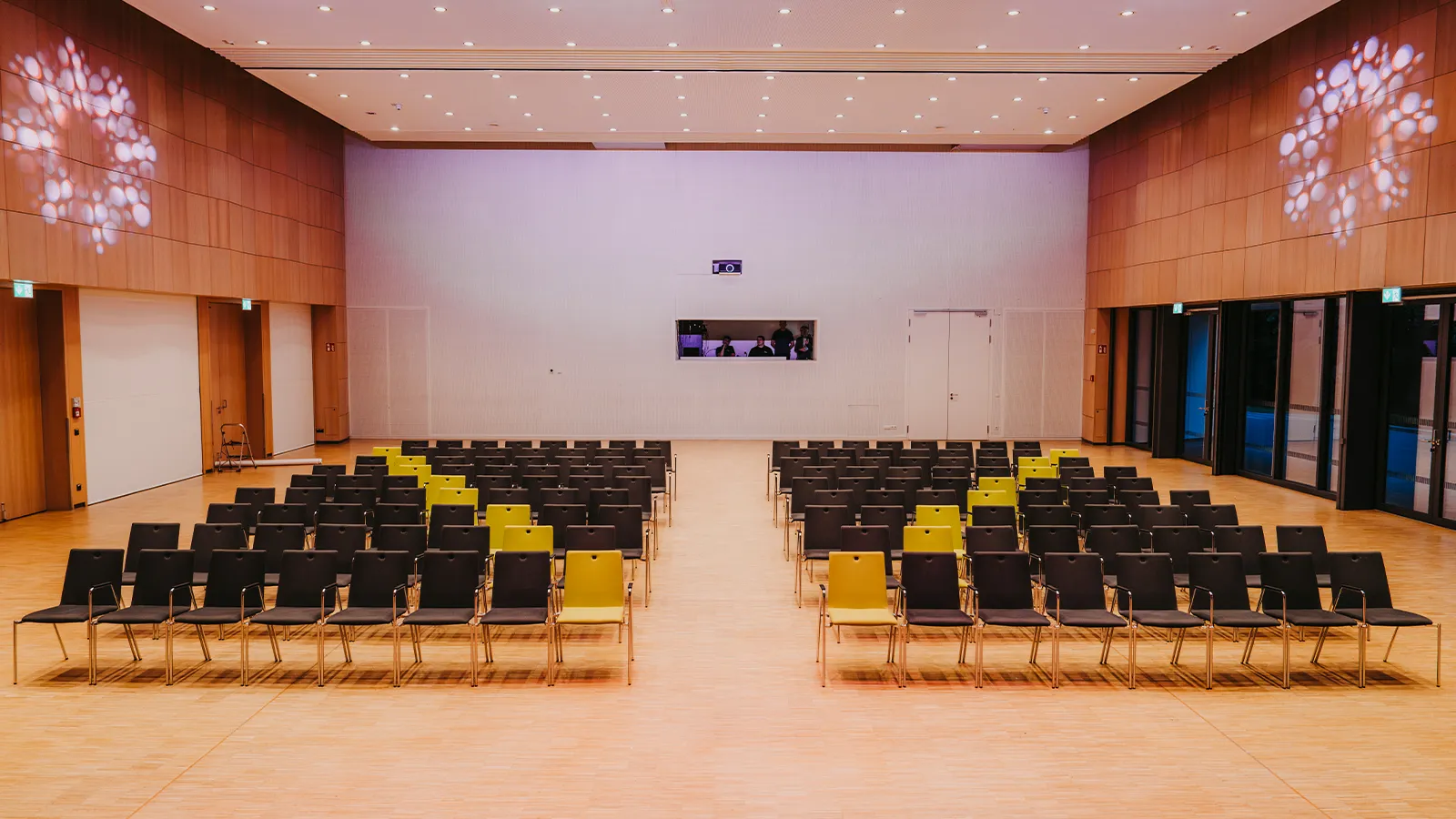 Rückwärtiger Blick in den hellen Kursaal, der durch seine spezielle Architektur und Inneneinrichtung ein absolut perfektes Audioerlebnis für große Tagungen, Empfänge und Konzerte garantiert.