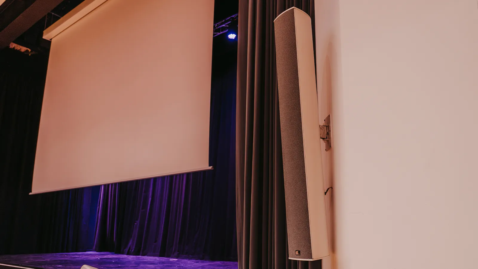 Einsatz der großen Leinwand und modernster Präsentations- und Videotechnik während eines Vortrags im voll klimatisierten Kursaal Bad Bevensen.