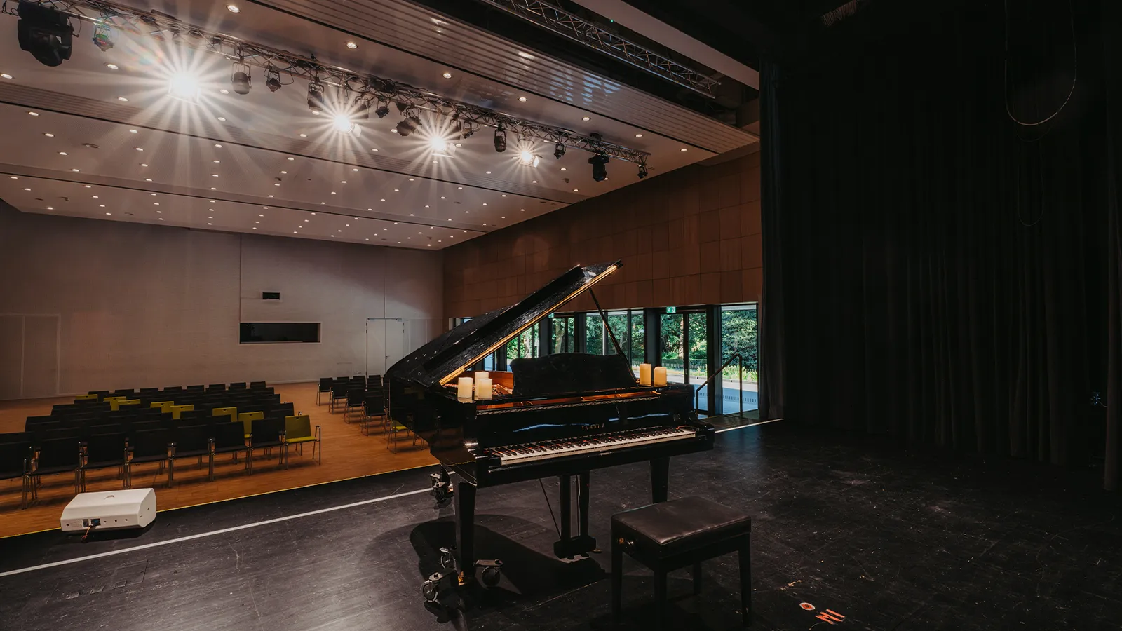 Ein hochwertiger Konzertflügel steht im Saal bereit für musikalische Highlights in absoluter akustischer Perfektion direkt am Kurpark Bad Bevensen.