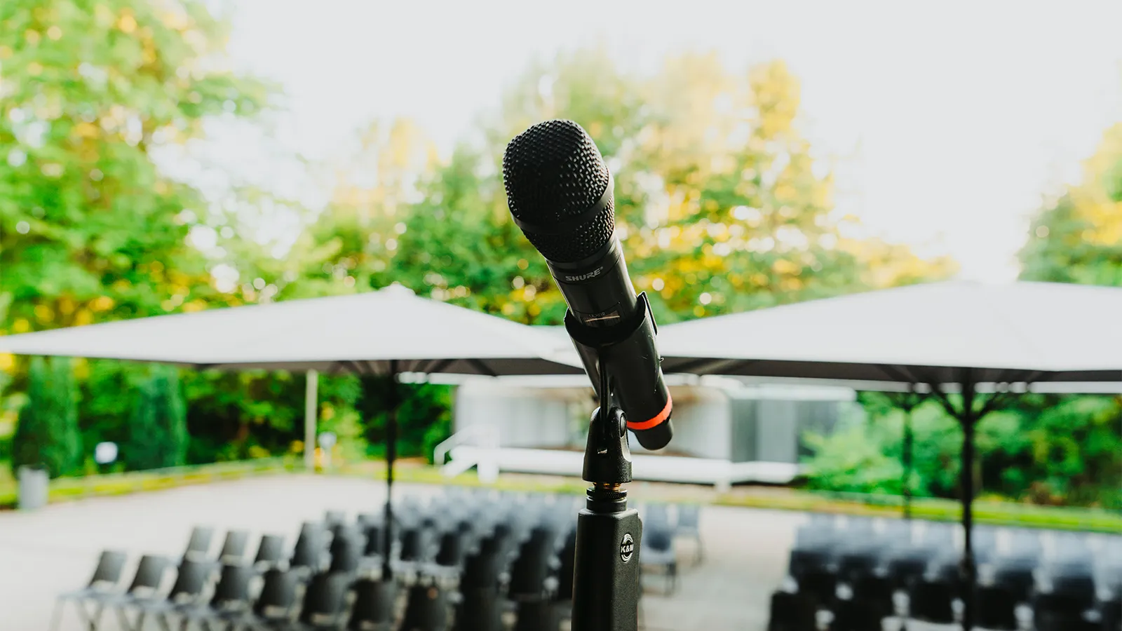 Bereitgestelltes Mikrofon auf der Kurterrasse, die mit modernster Audiotechnik für Reden und Künstlerauftritte im Freien ausgestattet ist.
