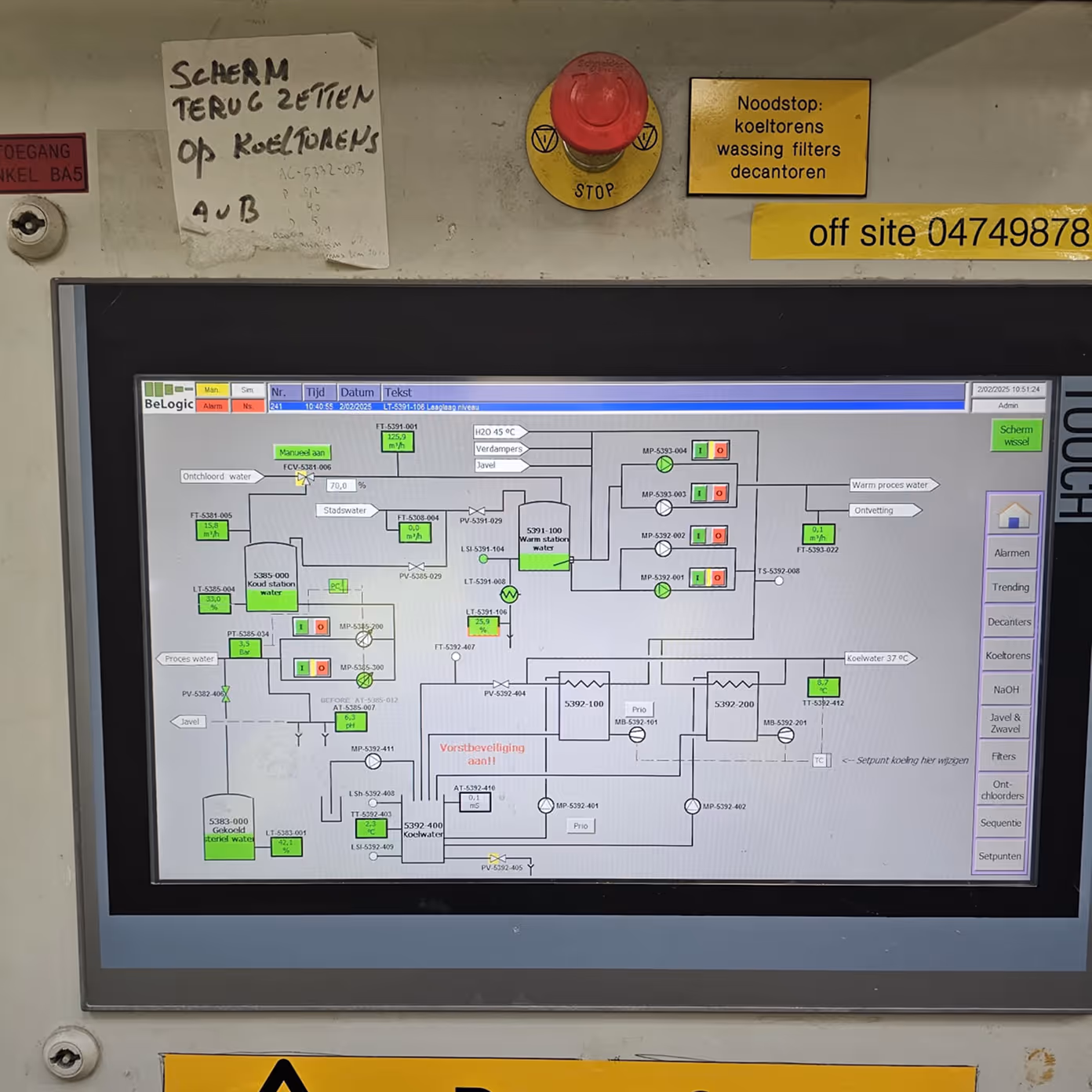 Industrial control panel screen with water cooling system flow and temperature data in Dutch.