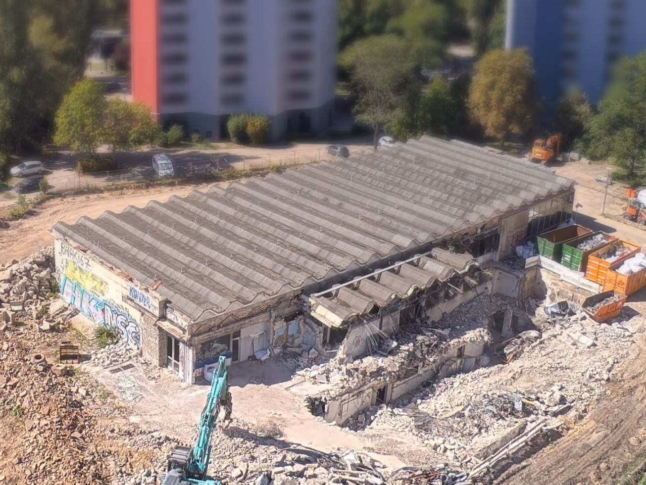Beginn der Abrissarbeiten an der alten Schwimmhalle Holzmarktstraße