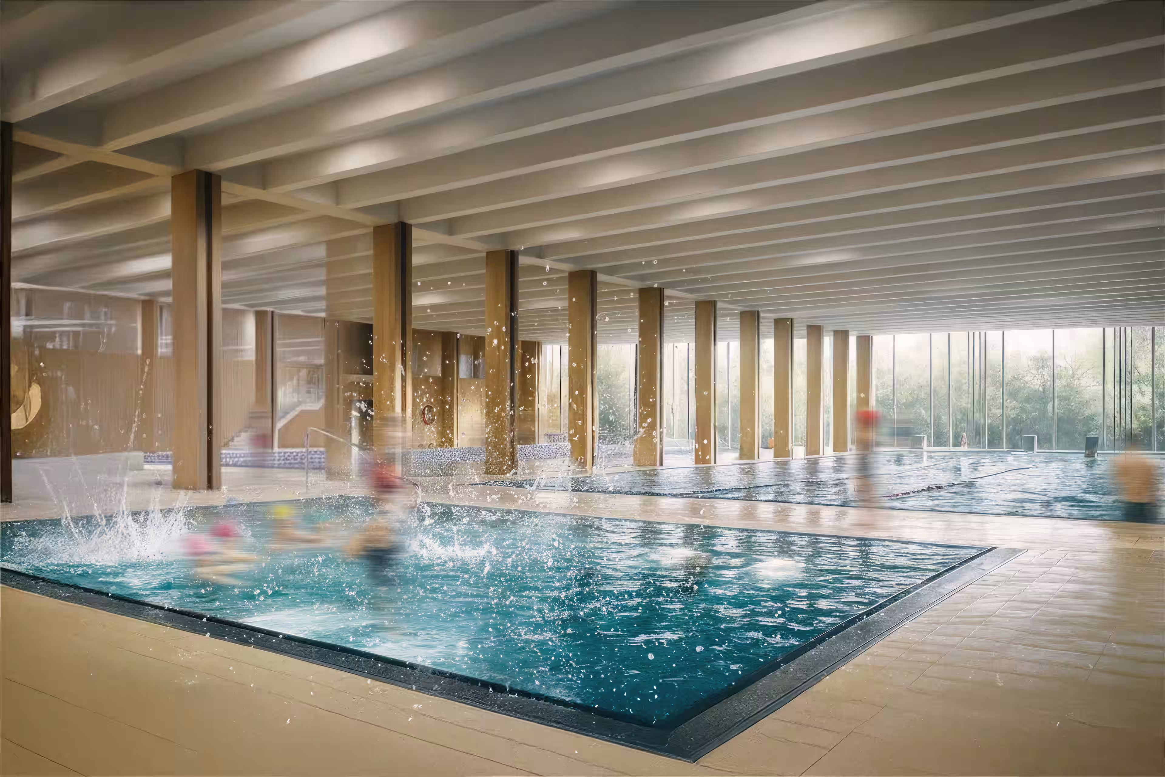 Innenansicht des Schwimmbads mit mehreren Säulen im Hintergrund und dem Becken im Vordergrund.