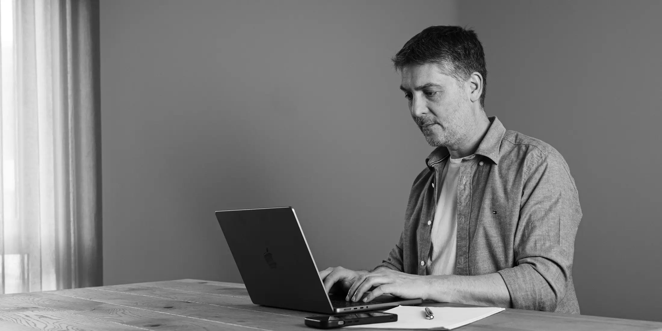 Christoph Schmitt arbeitet am Laptop in ruhiger Studioatmosphäre als persönliches Portrait für Chameleon Media.
