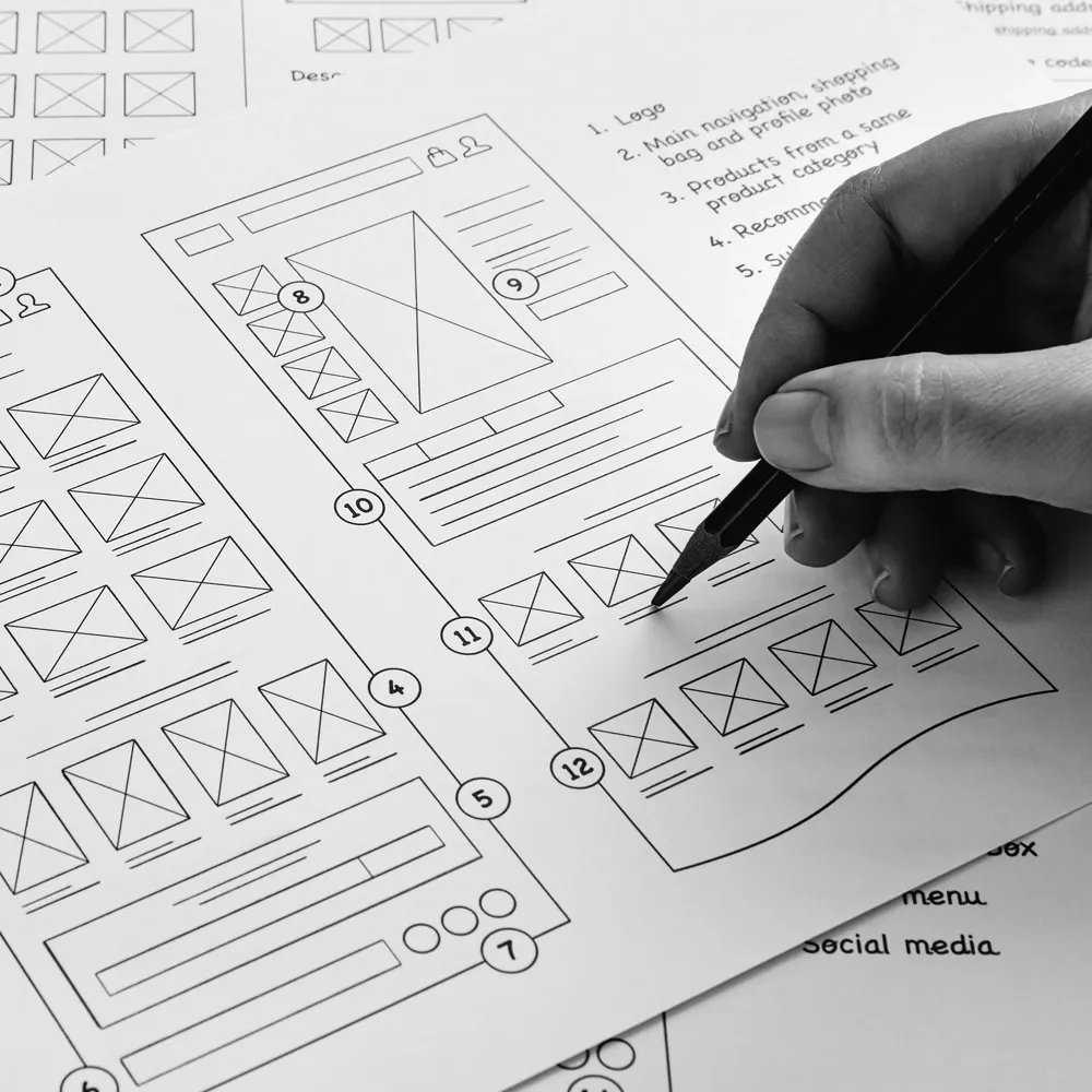 Hand skizziert Website-Wireframes auf Papier als Symbol für Konzept, Struktur und Planung im Webdesign.