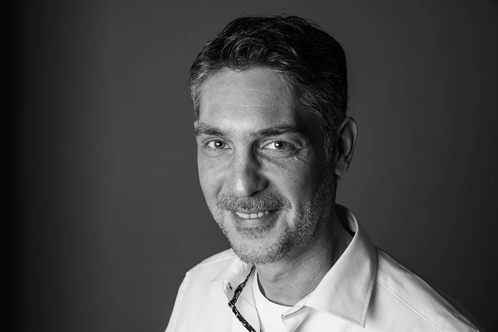 Ein schwarz-weiß Portrait von dem Webdesigner Christoph Schmitt