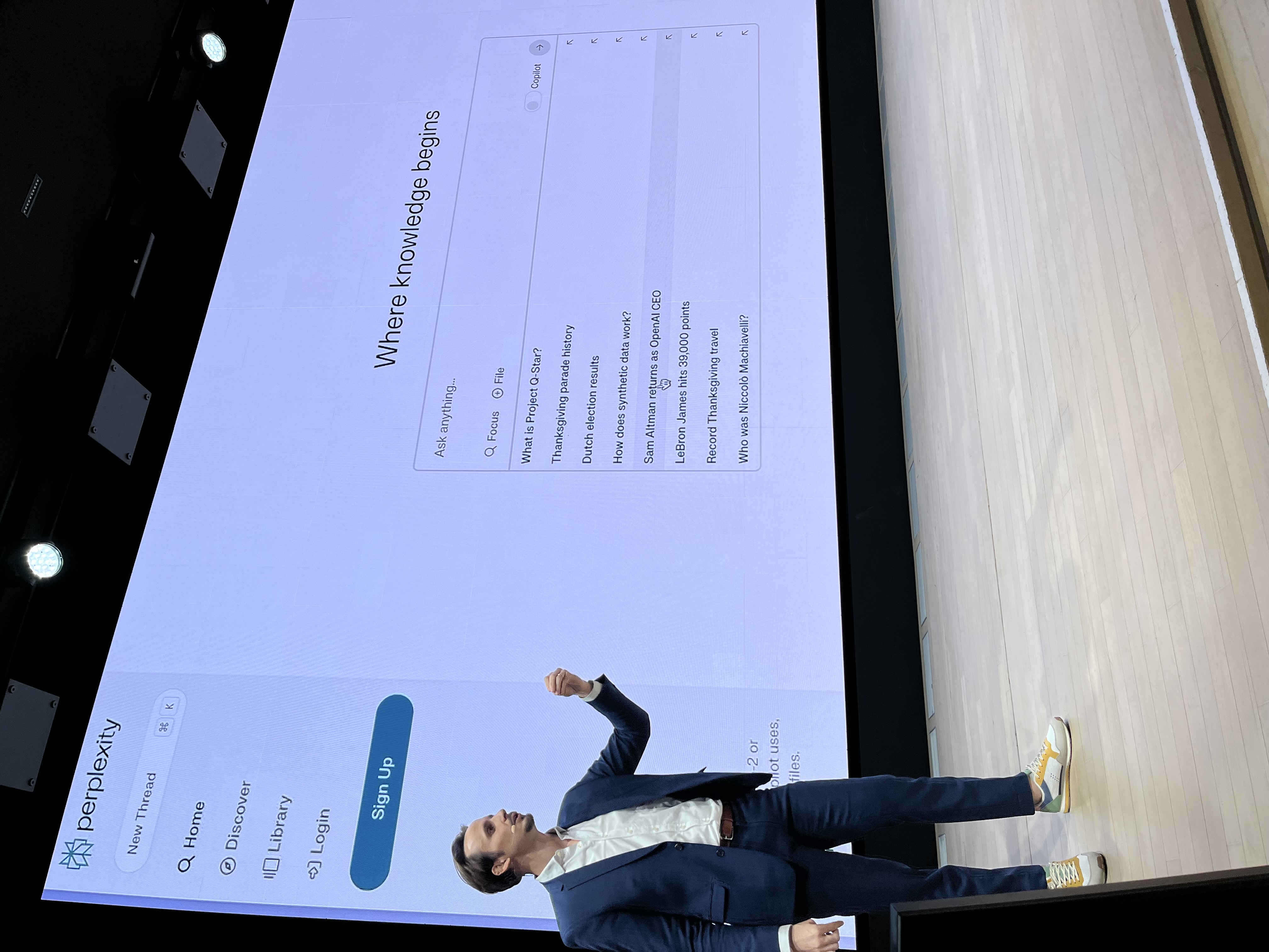 Butzi démontre Perplexity en live lors d'une keynote pour Chanel