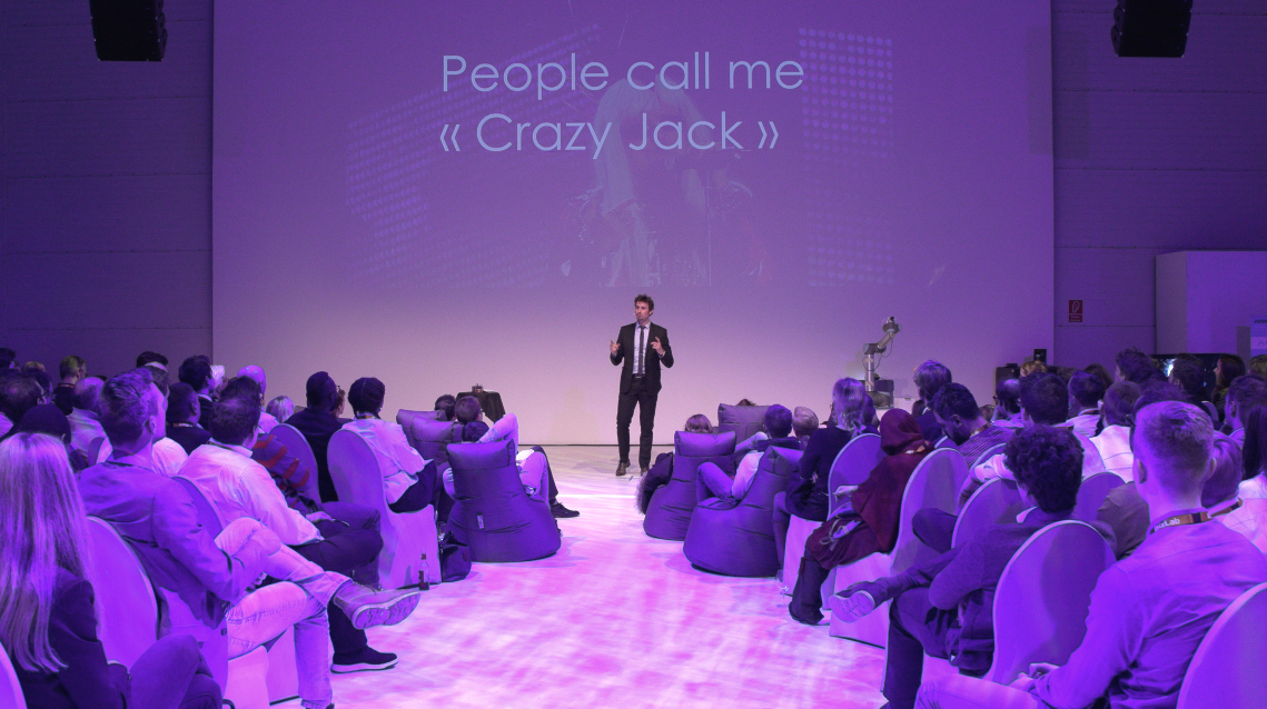 Butzi sur scène pour Airbus dans une ambiance intimiste — slide « People call me Crazy Jack »