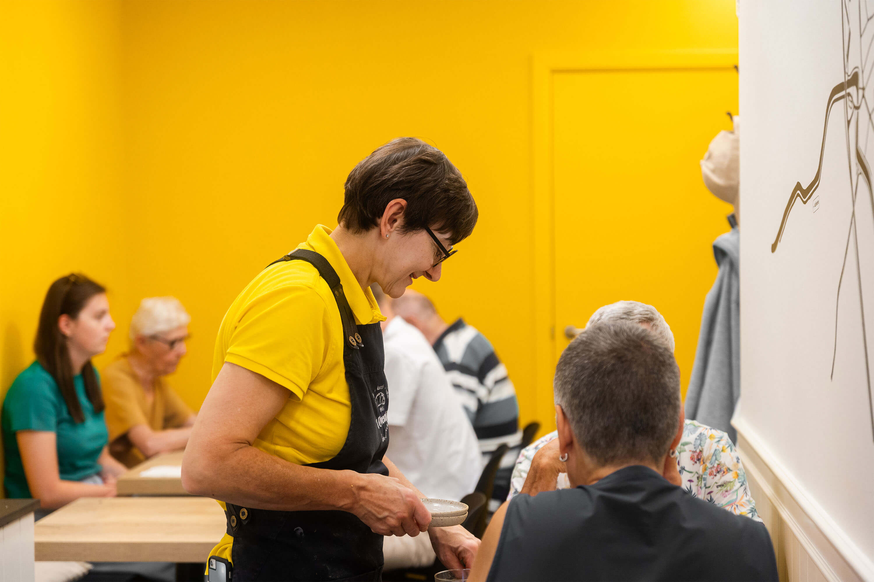 Sophie doet de benning in de eethoek van bakkerij 't Oventje