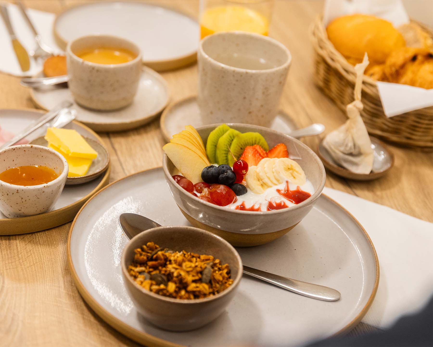 Ontbijt met vers fruit bij bakkerij 't Oventje