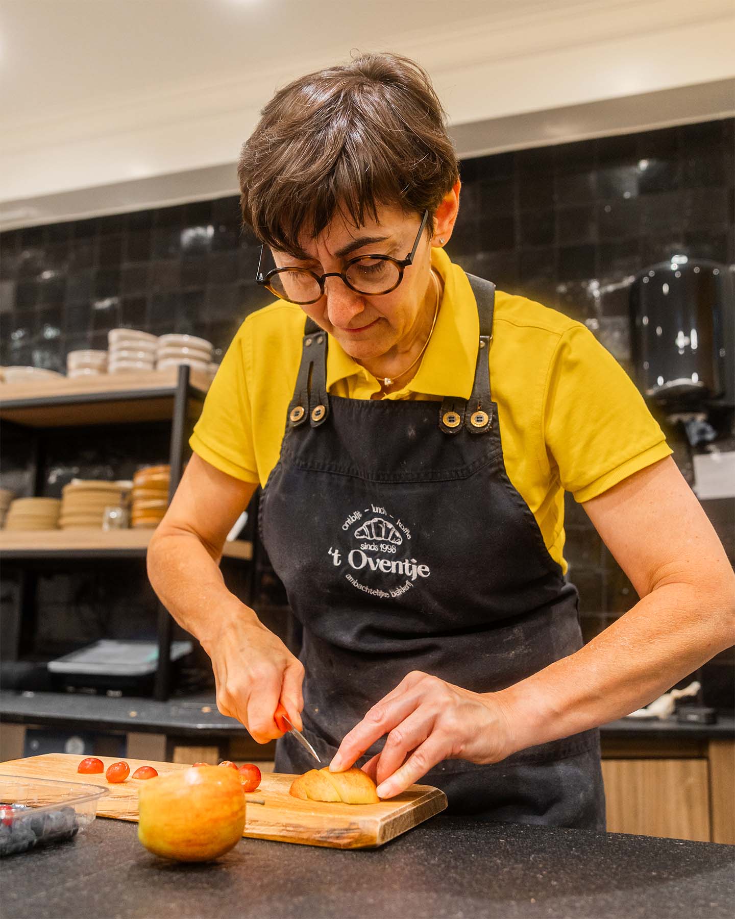 Sophie is het vers fruit aan het snijden bij bakkerij 't Oventje