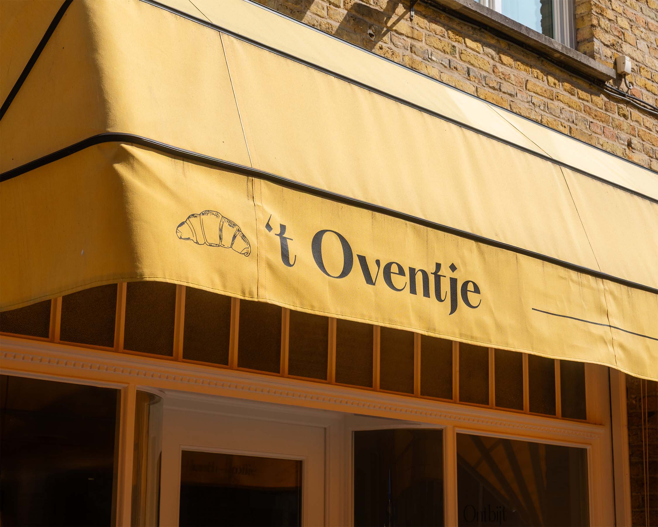 De gele opvallende spandoek van bakkerij 't Oventje