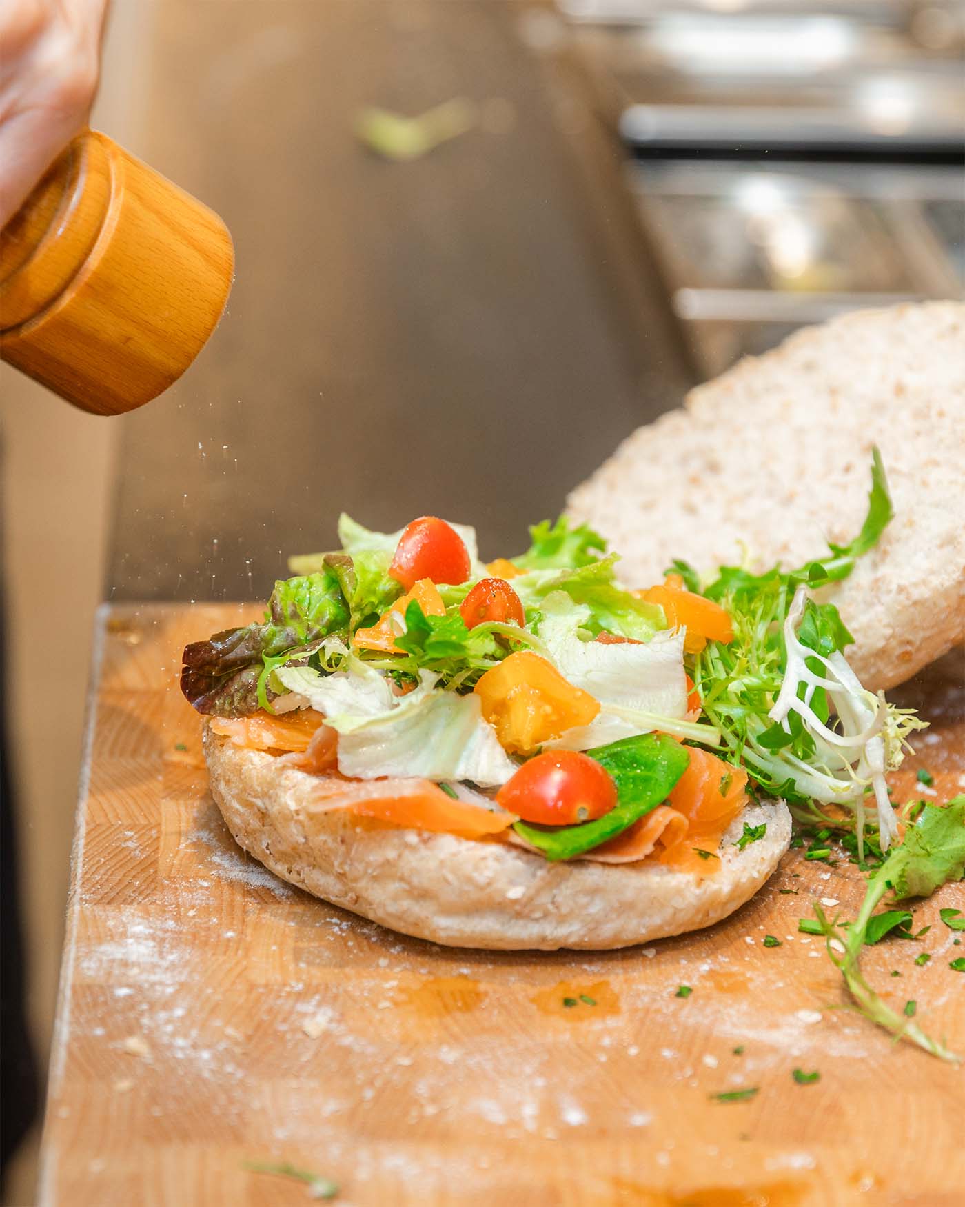 Belegde ovenkoek in de maak. Enkel bij bakkerij 't Oventje